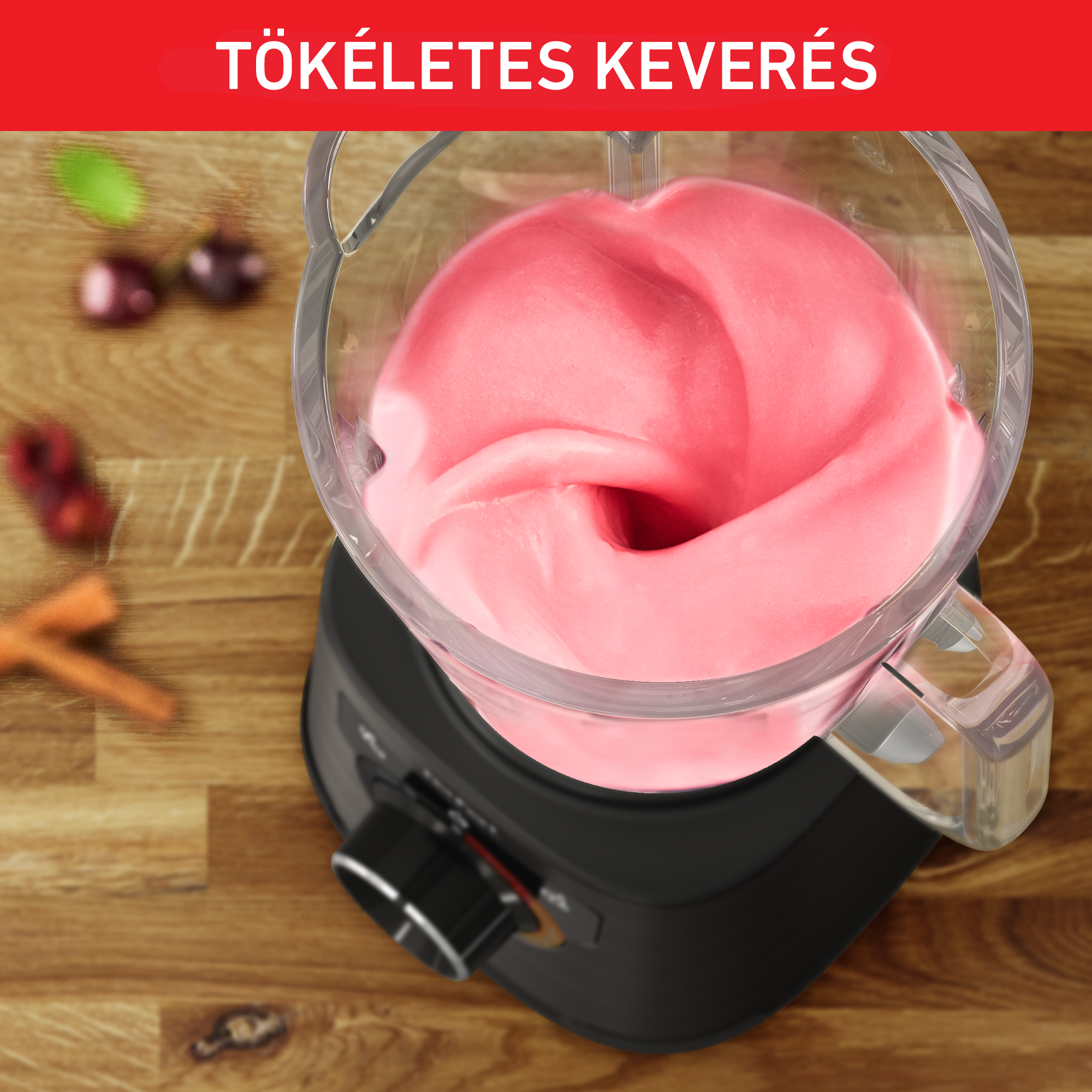 Turmixgép rózsaszín krémet kever, felülről nézve. Felül a szöveg: "TÖKÉLETES KEVERÉS". Fa asztal háttere.