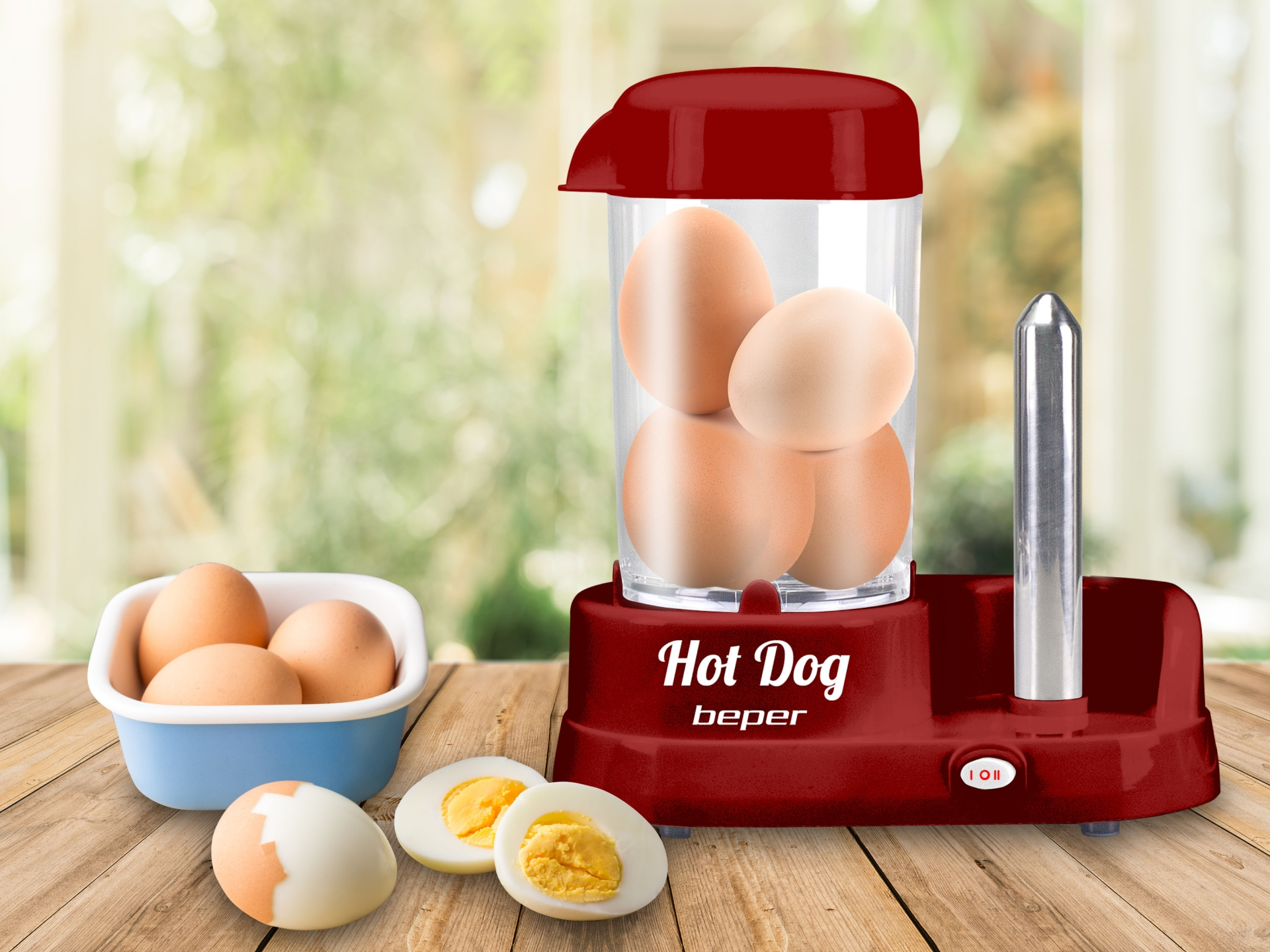 Piros hot dog készítő tojásokkal, főtt tojásokkal.