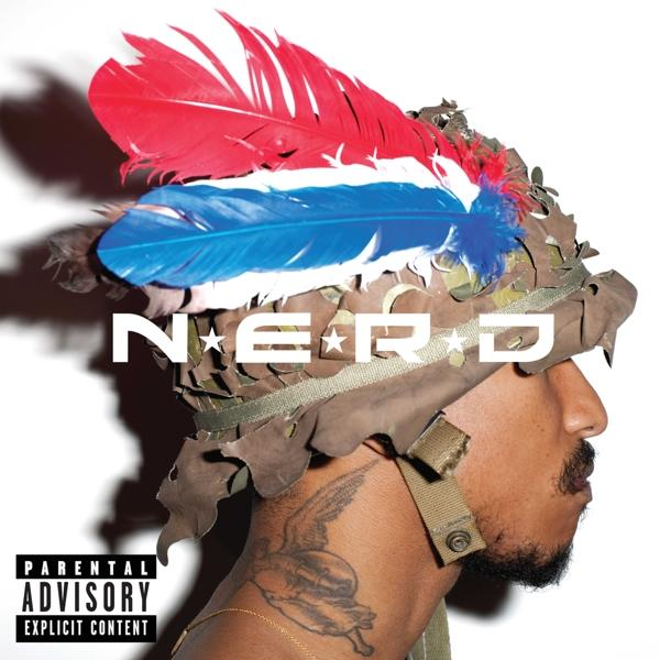 Egy férfi profilja, fején N*E*R*D logóval és 'Parental Advisory' felirattal. Nyakán tetoválás.
