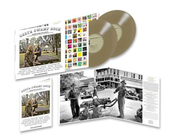 Offenes Album mit zwei Schallplatten. Innen Fotos von Menschen und Text.