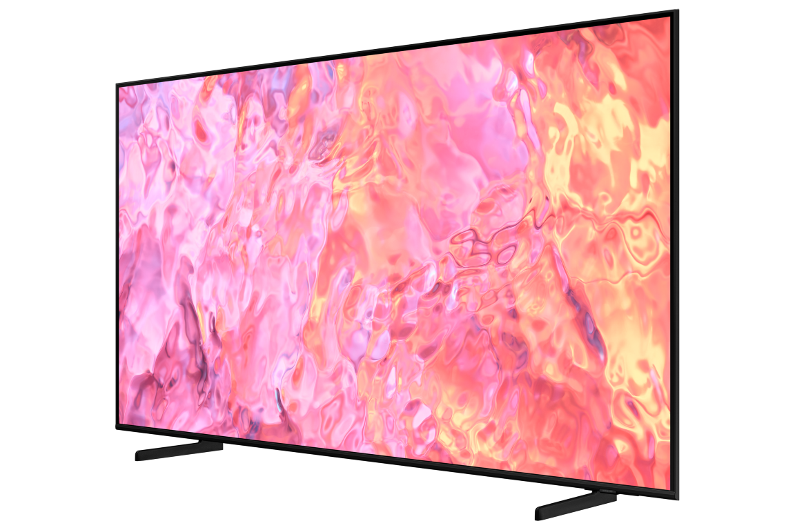 Siyah arka planda pembe ve turuncu soyut tasarımlı geniş, kavisli TV ekranı. Yan görünüm.