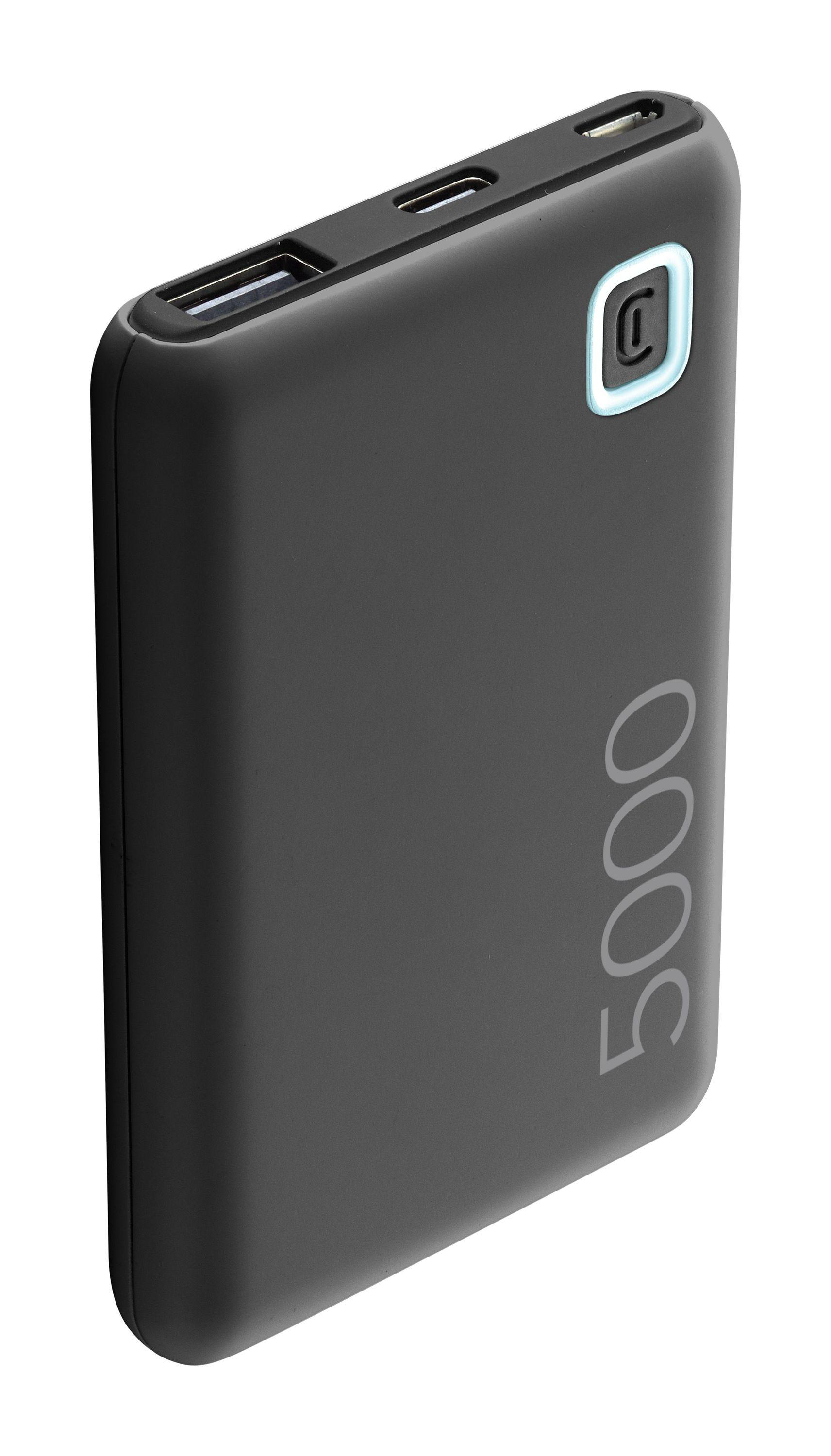 Schwarze Powerbank mit USB-Anschlüssen und beleuchteter Taste, isoliert auf Weiß.
