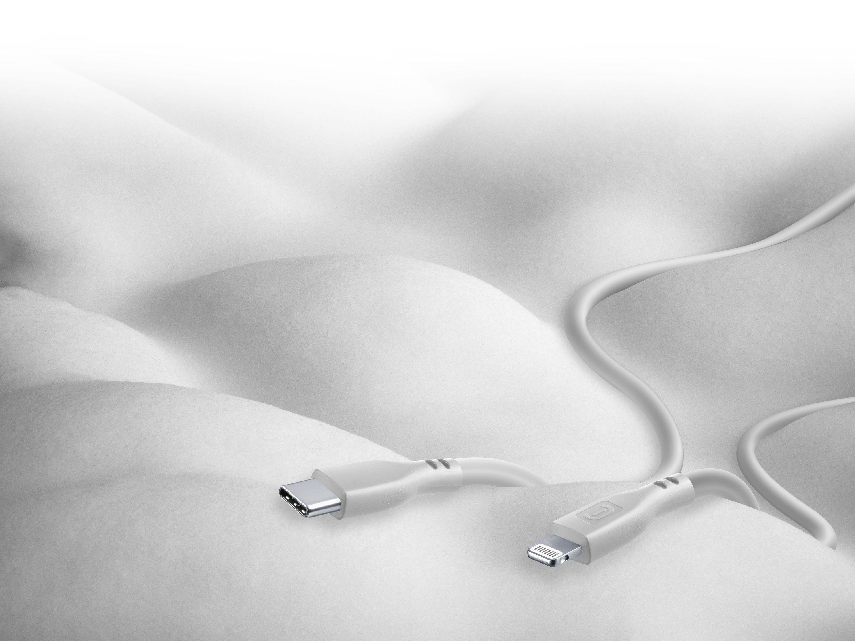 Zwei weiße Ladekabel, ein USB-C- und ein Lightning-Anschluss, auf weißer, strukturierter Oberfläche.