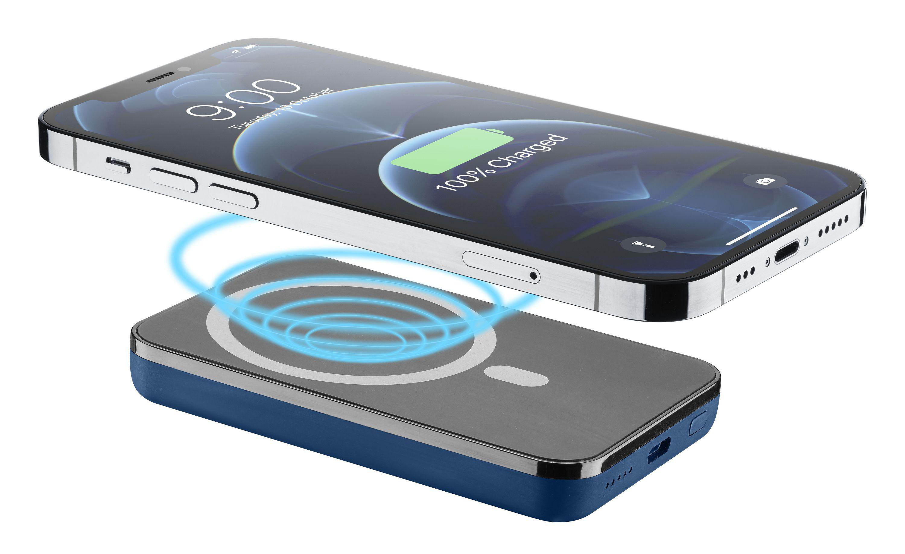 Ein weißes Telefon, das kabellos auf einer marineblauen Powerbank geladen wird.