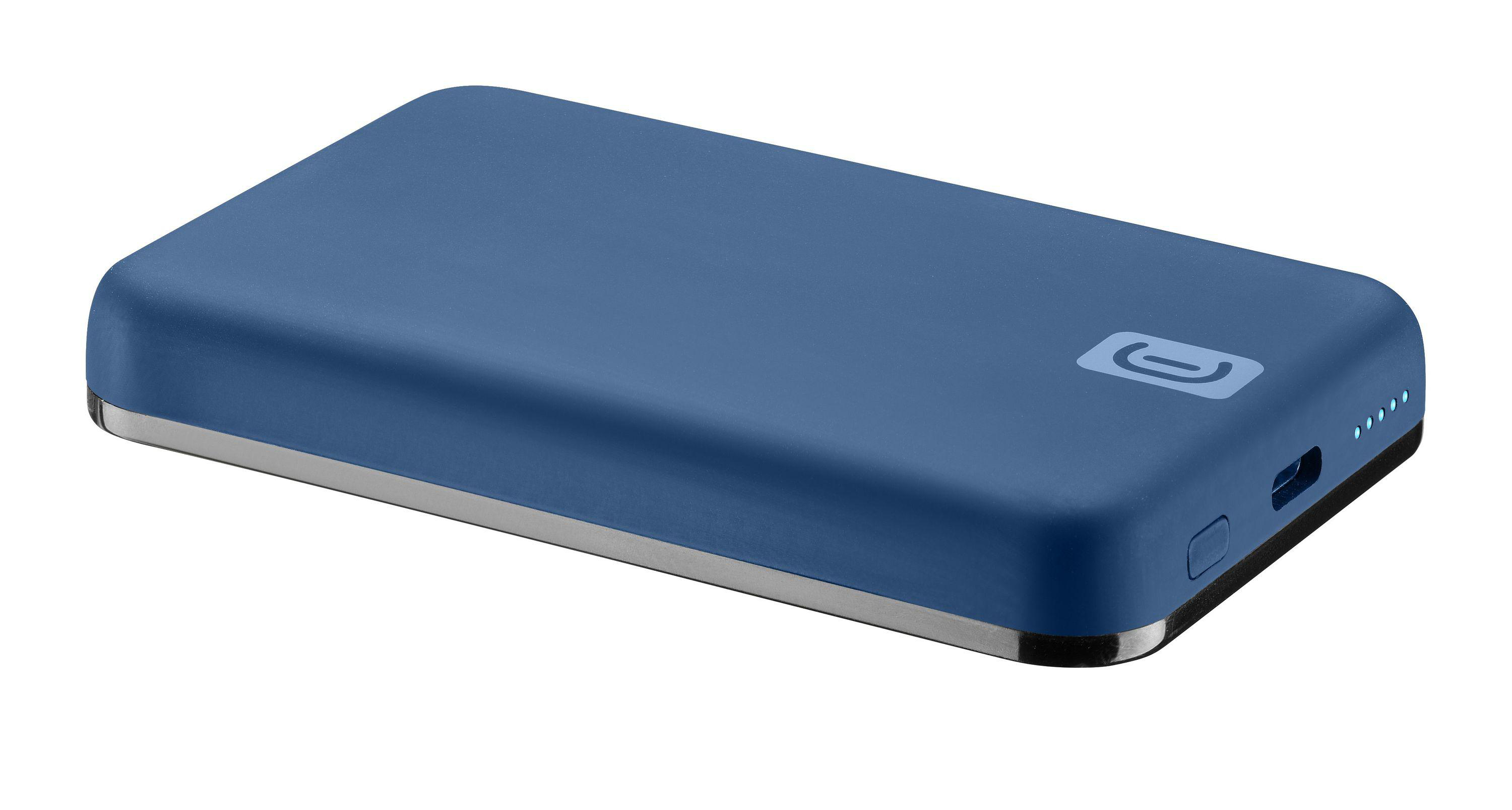 Blaue, rechteckige Powerbank mit silberner Einfassung und Logo auf weißem Grund.