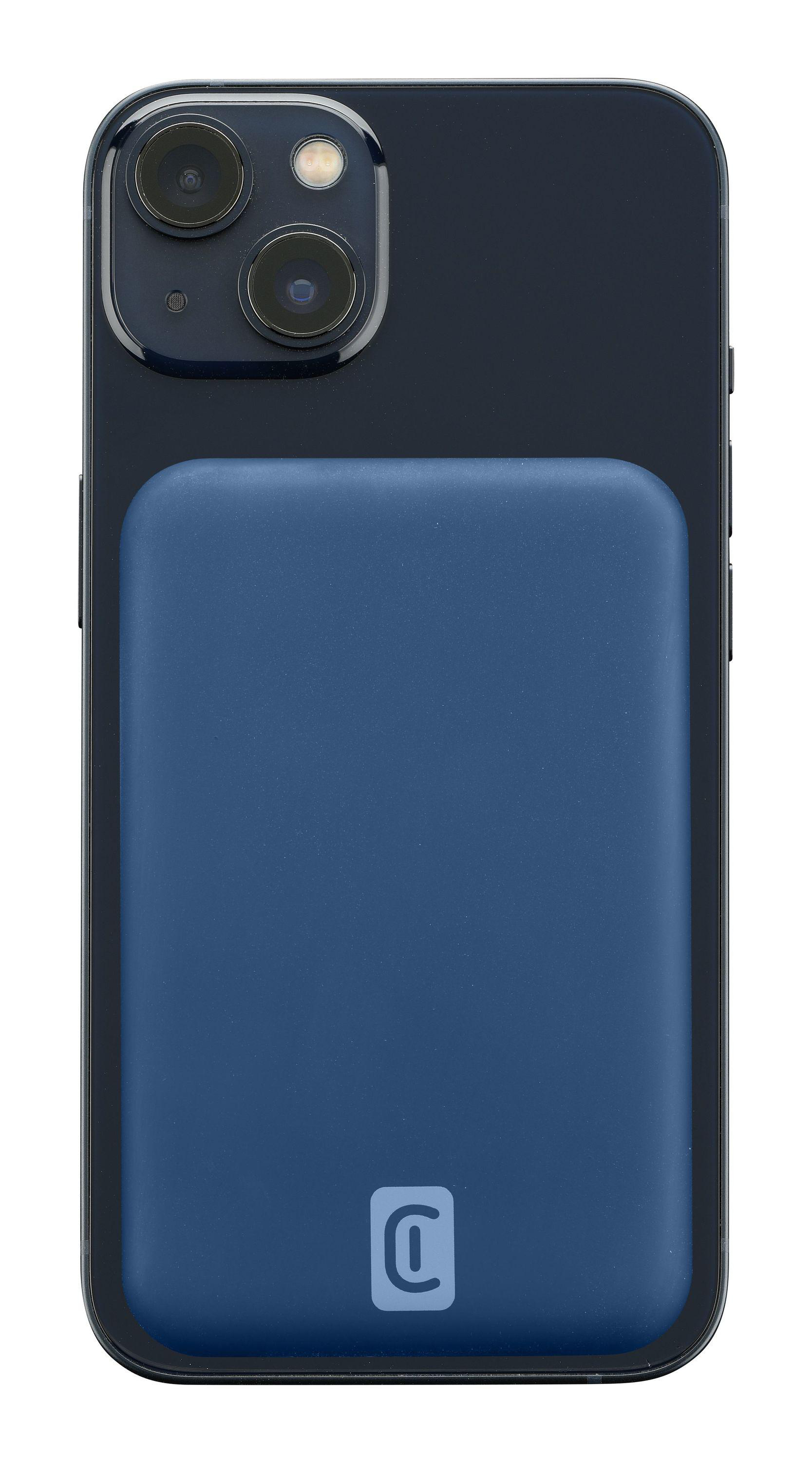 Marineblaues Telefon mit einer blauen Powerbank auf weißem Hintergrund.