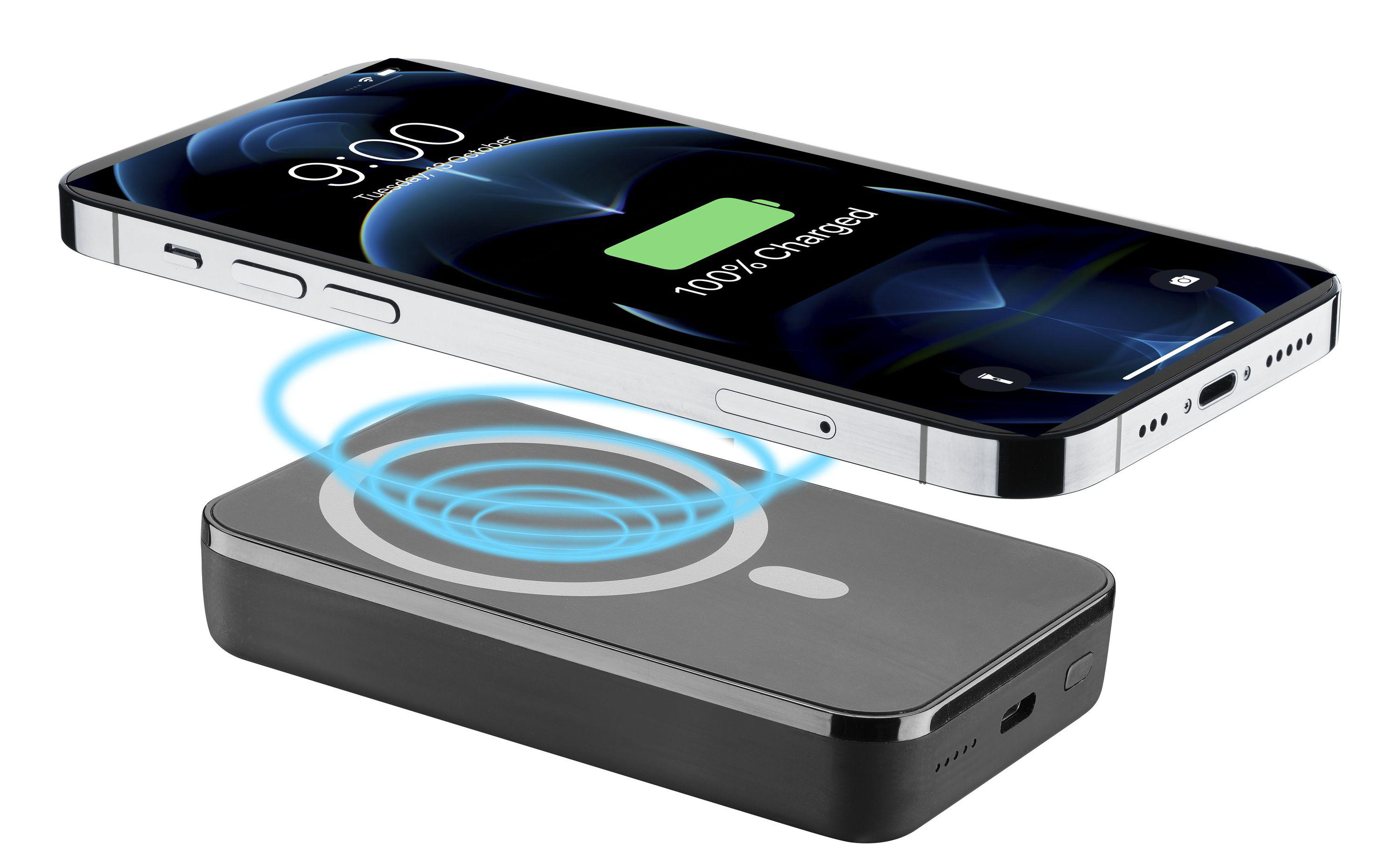 Ein Telefon wird kabellos auf einer schwarzen, abgerundeten Powerbank geladen, weißer Hintergrund.