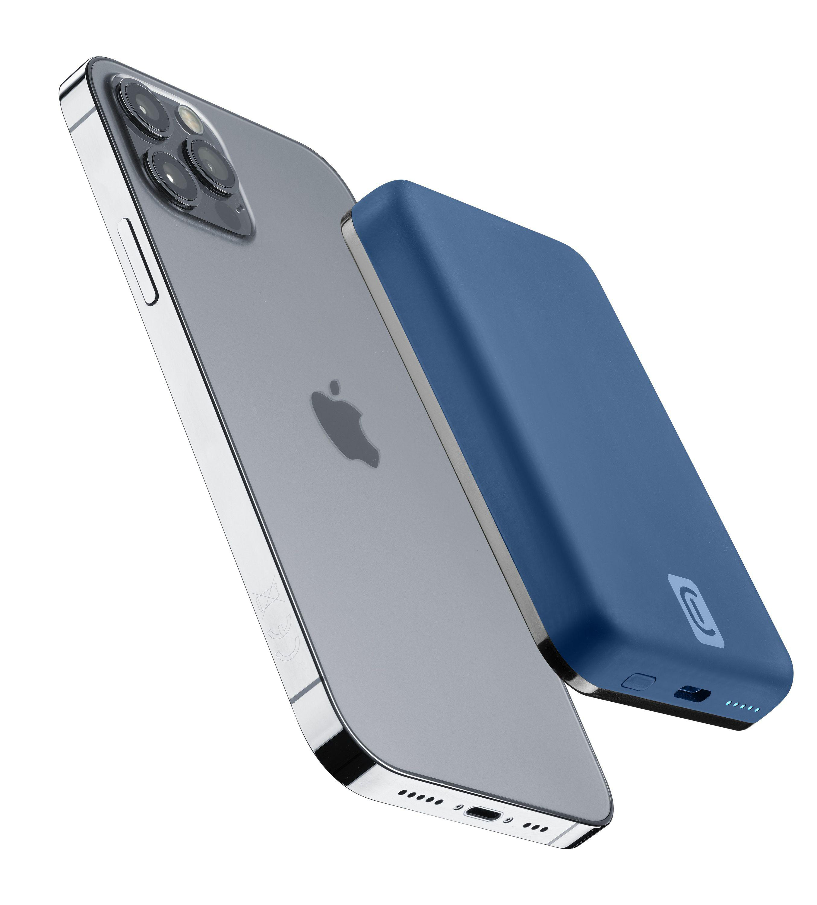 Ein iPhone und eine blaue Powerbank sind vor weißem Hintergrund abgewinkelt. Das iPhone hat einen silbernen Rahmen.