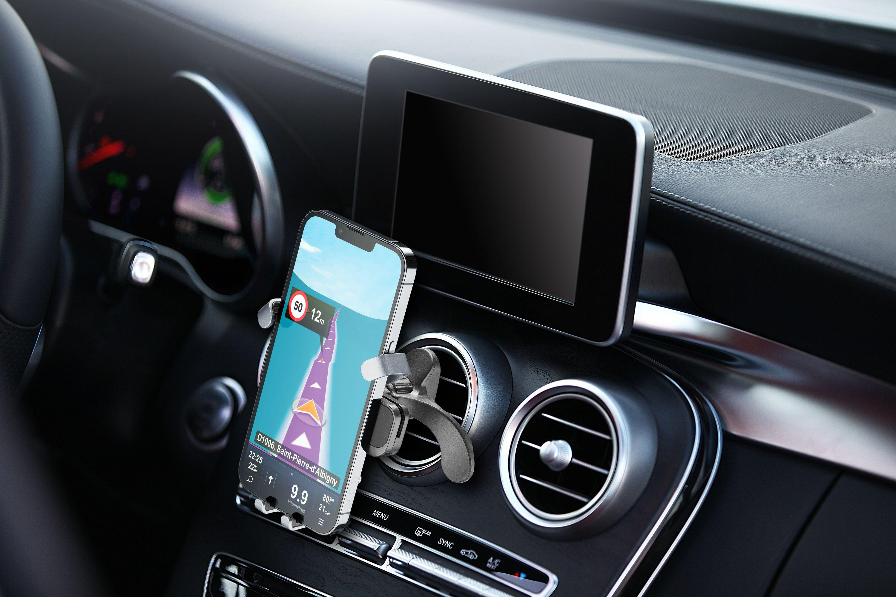 Smartphone auf einer Autohalterung mit Navigations-App, am Armaturenbrett befestigt.