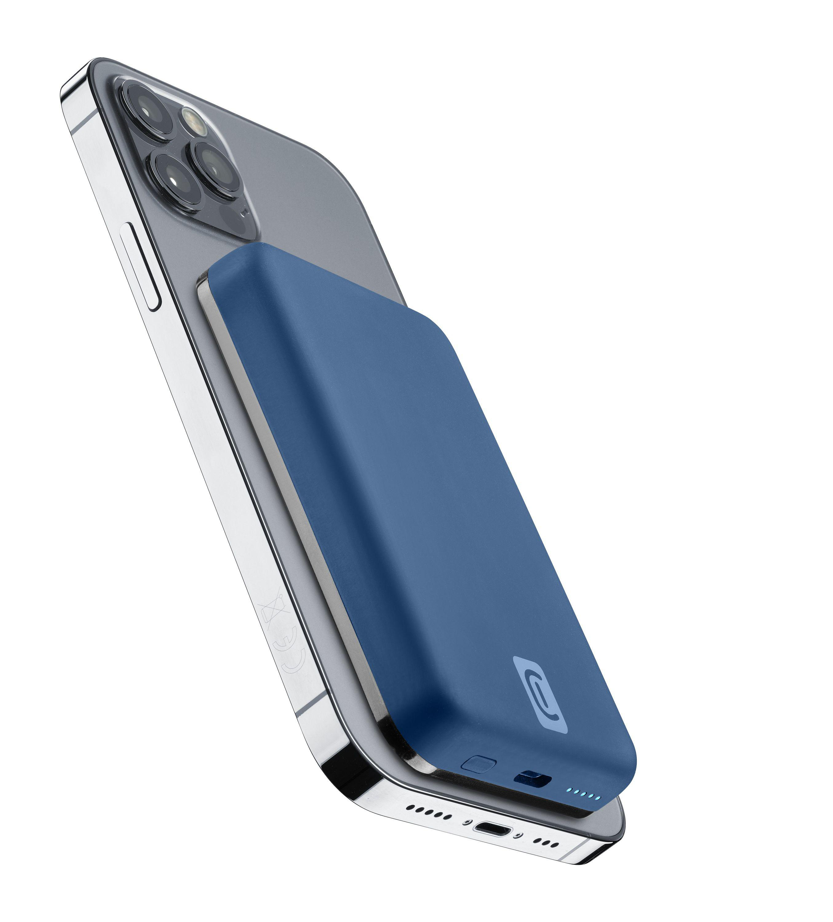 Blauer tragbarer Ladegerät, befestigt an einem silbernen Smartphone. Zeigt ein Logo.