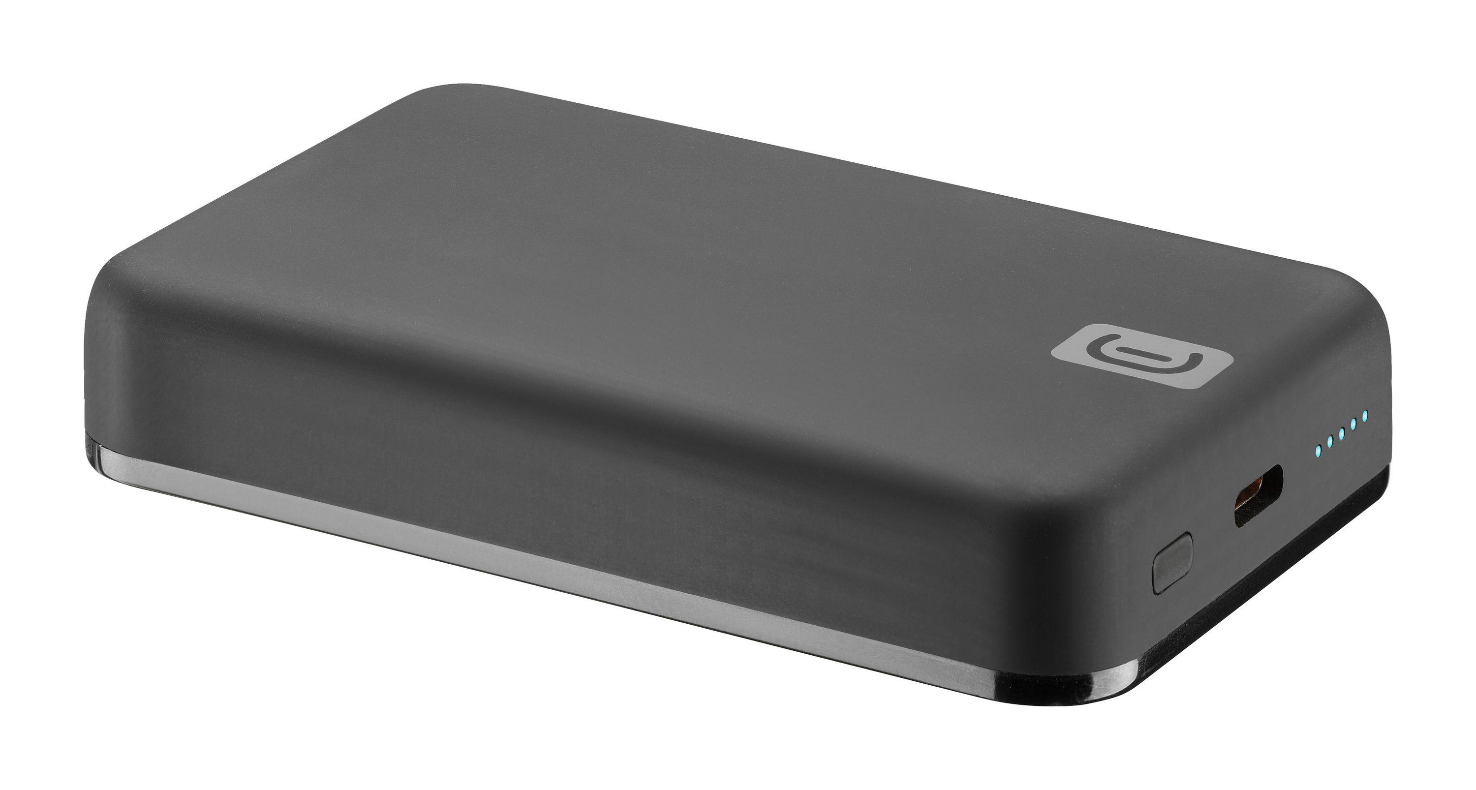 Eine dunkelgraue Powerbank mit silbernem Rand, einem Knopf und Ladelichtern.