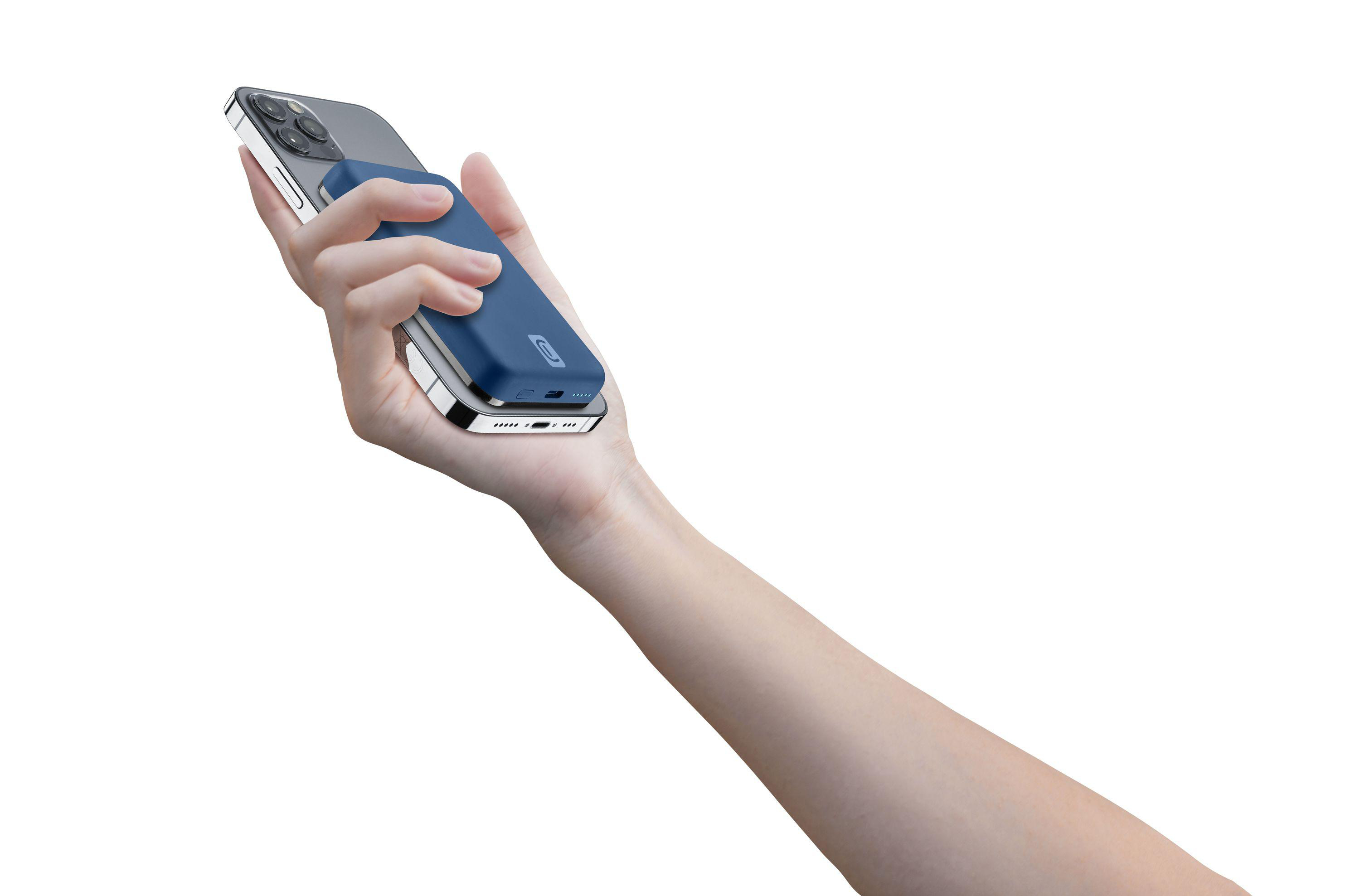 Eine Hand, die ein Telefon mit einem blauen Akkupack auf der Rückseite hält. Weißer Hintergrund.