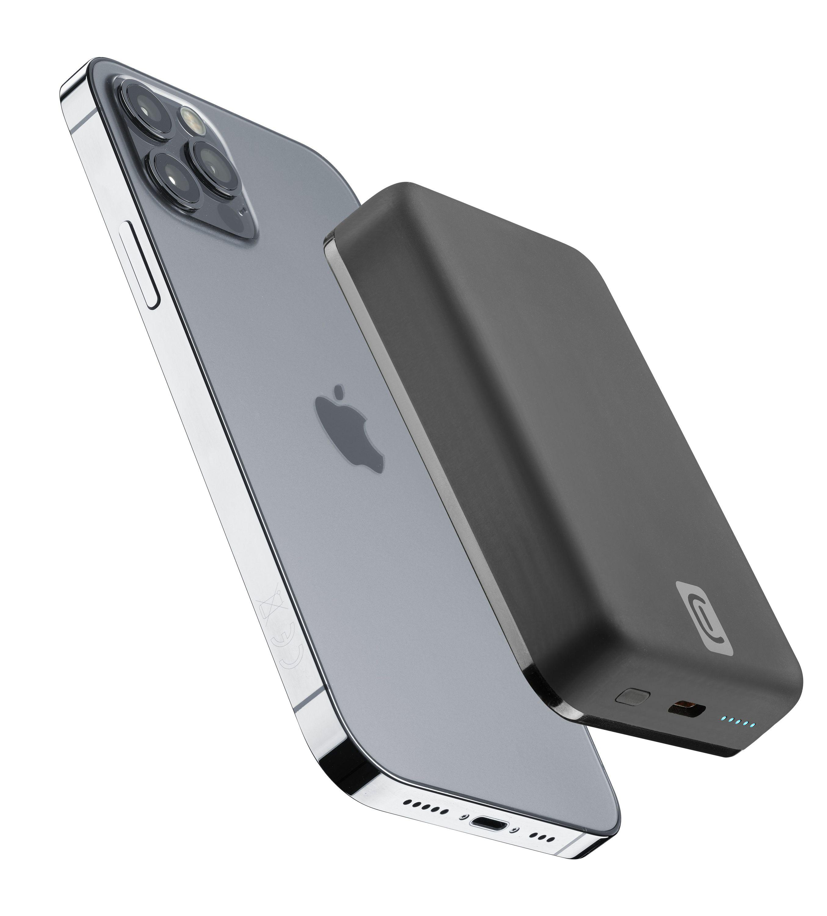 Ein iPhone und eine graue Powerbank sind vor weißem Hintergrund abgewinkelt. Das iPhone hat einen silbernen Rahmen.