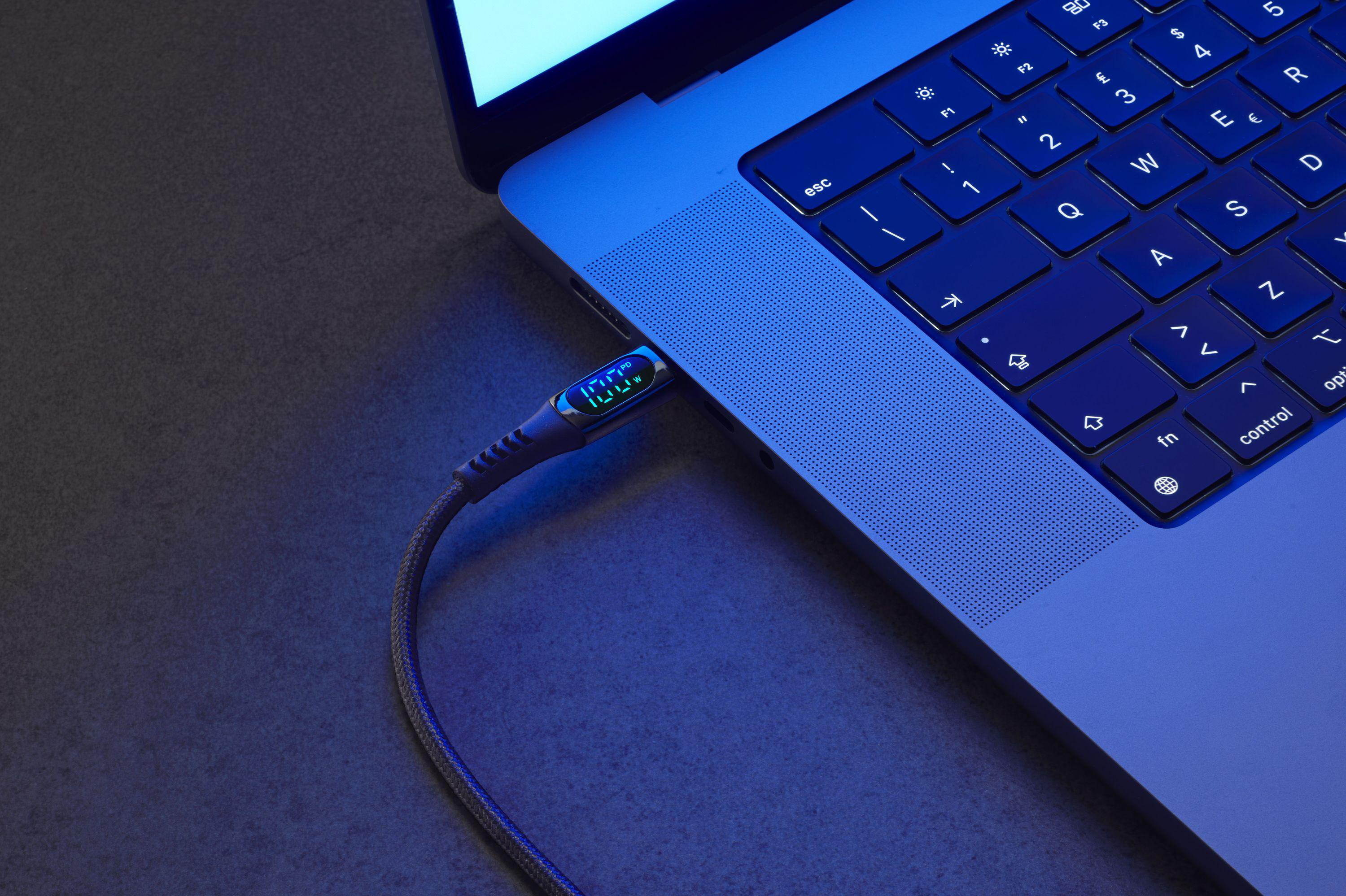 Laptop mit eingestecktem Ladekabel. Das Kabel zeigt den Ladeprozentsatz an.