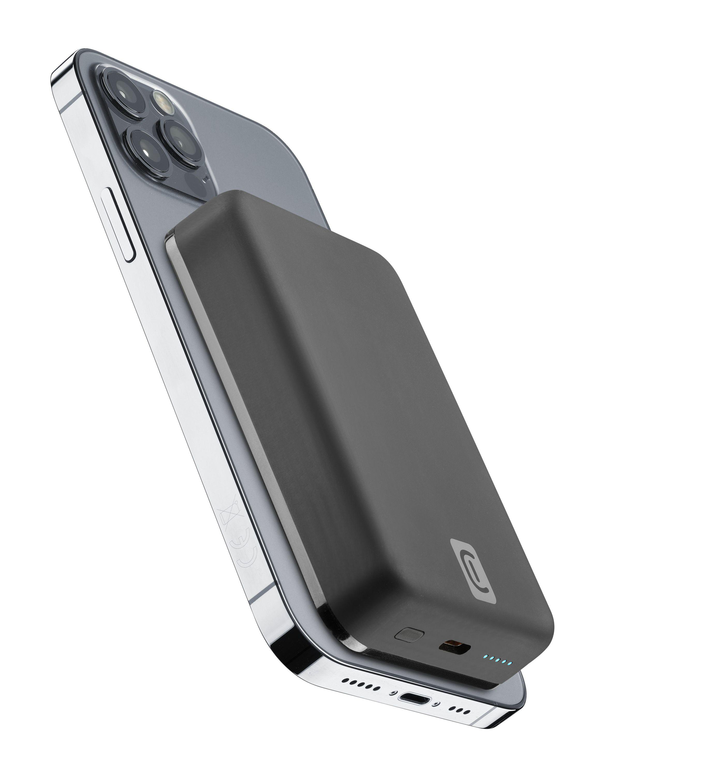Schwarze Powerbank an der Rückseite eines silbernen Telefons.