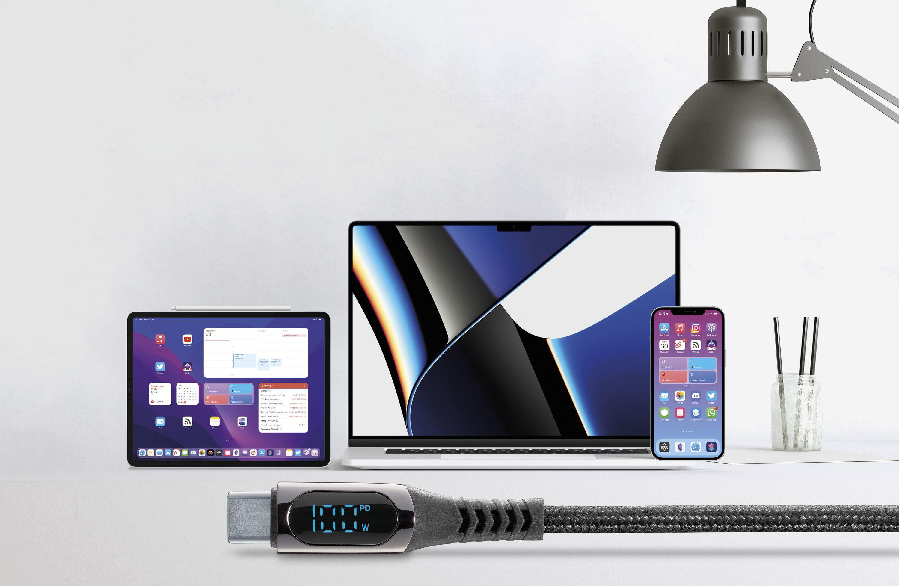 Ein Ladekabel mit Display, verbunden mit Laptop, Tablet und Telefon.