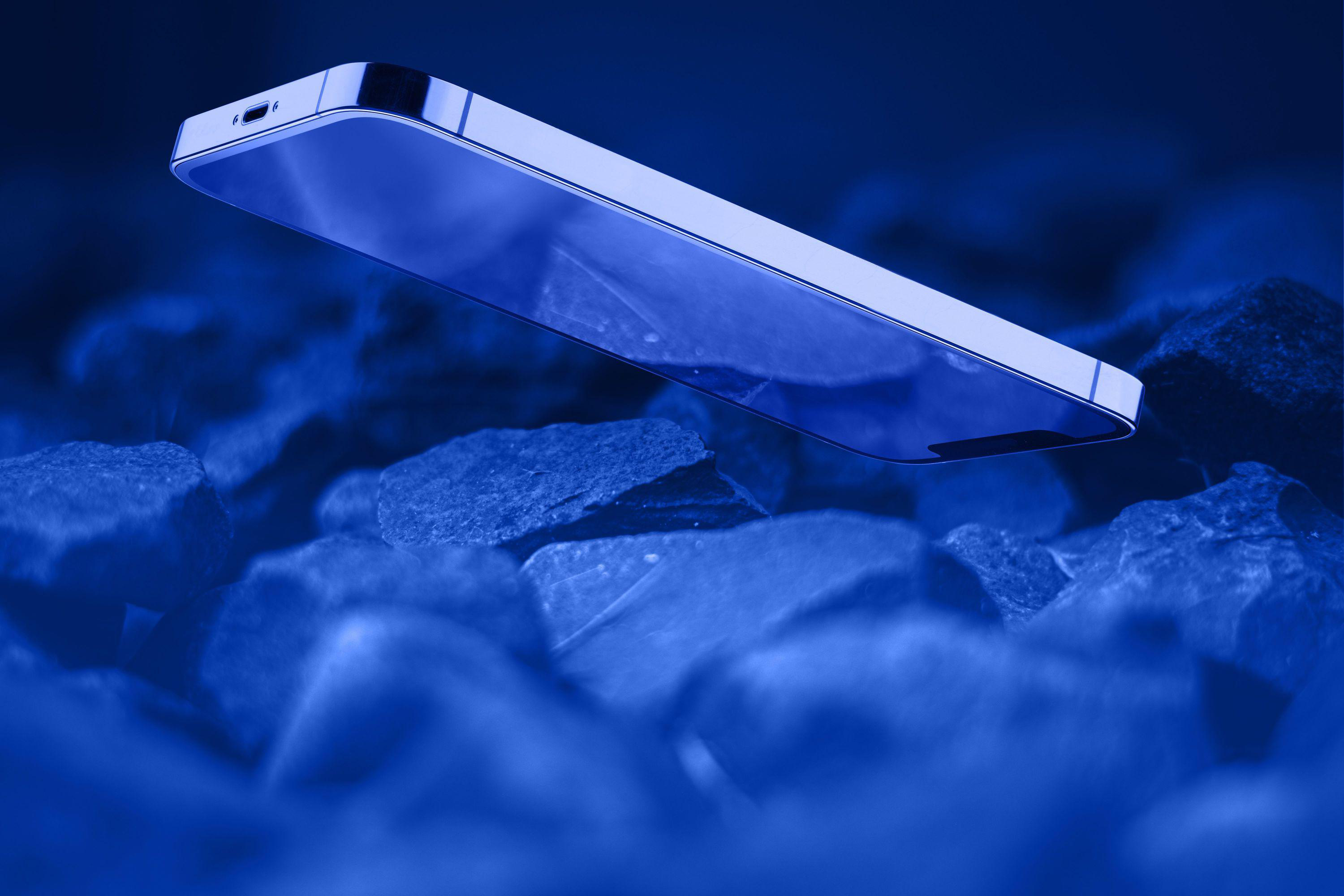 Ein blaues Telefon, das über blauen Steinen schwebt.