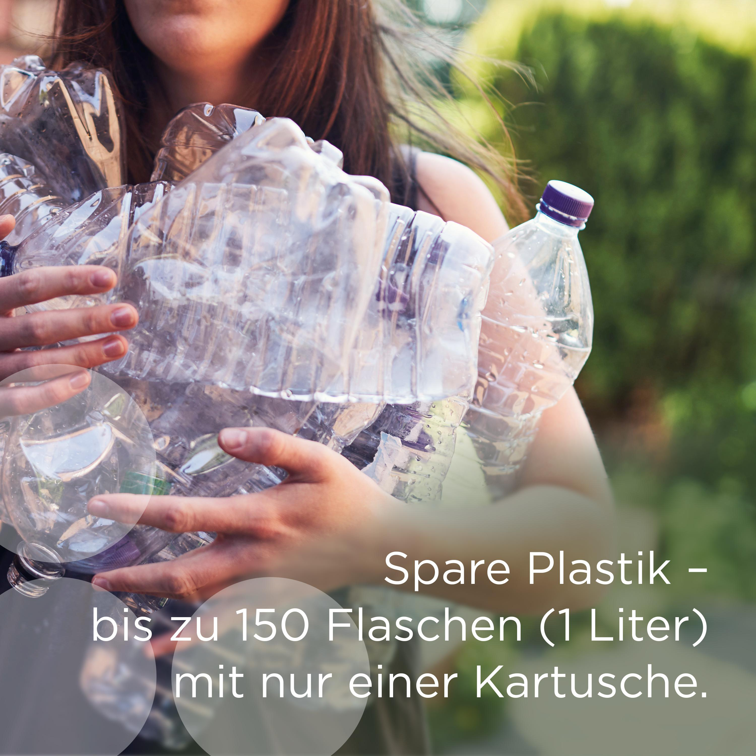 Person hält viele durchsichtige Plastikwasserflaschen. Text auf Deutsch: 'Spare Plastik - bis zu 150 Flaschen'.