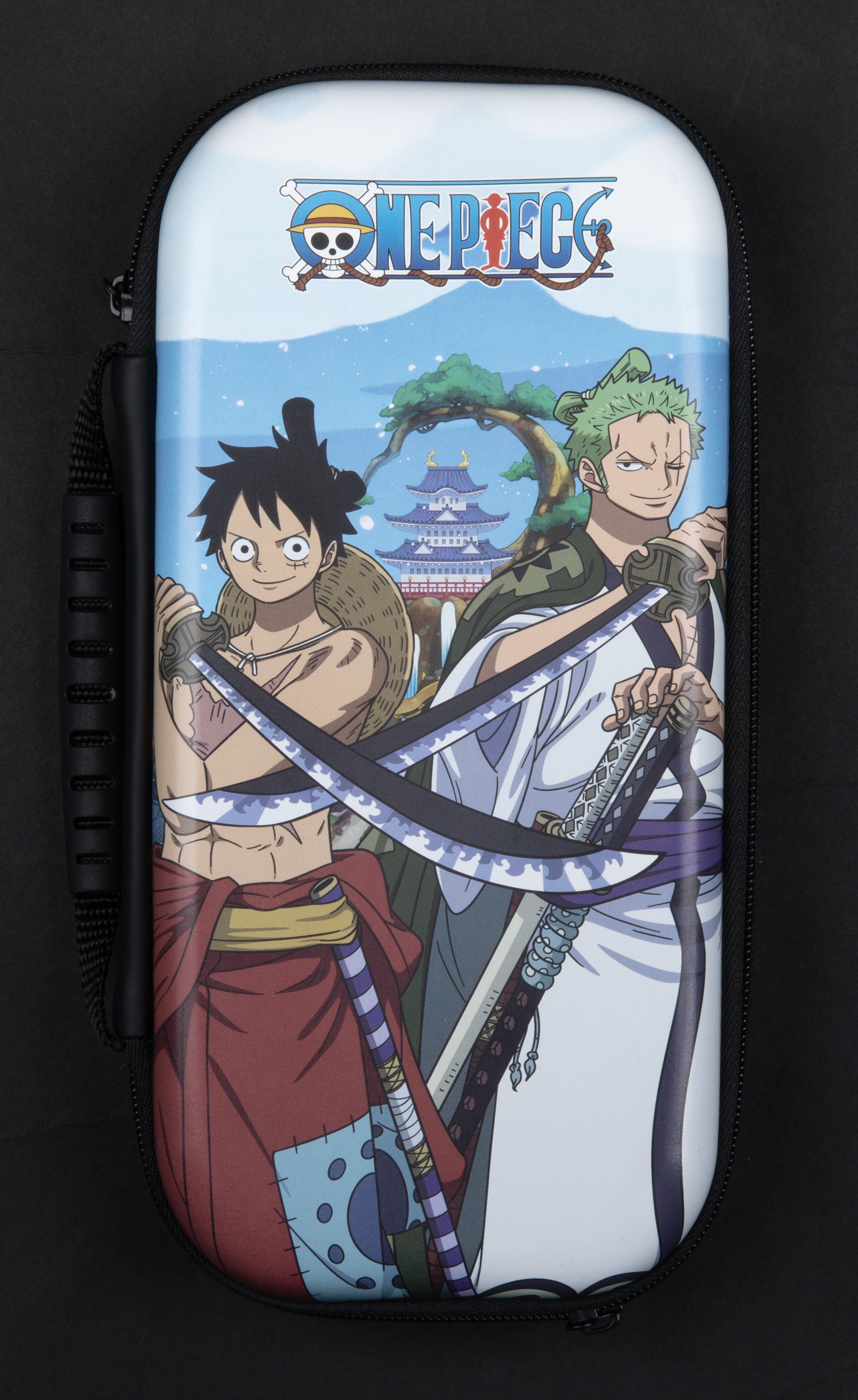 One Piece Switch-Hülle mit Luffy- und Zoro-Charakteren, auf schwarzem Hintergrund.