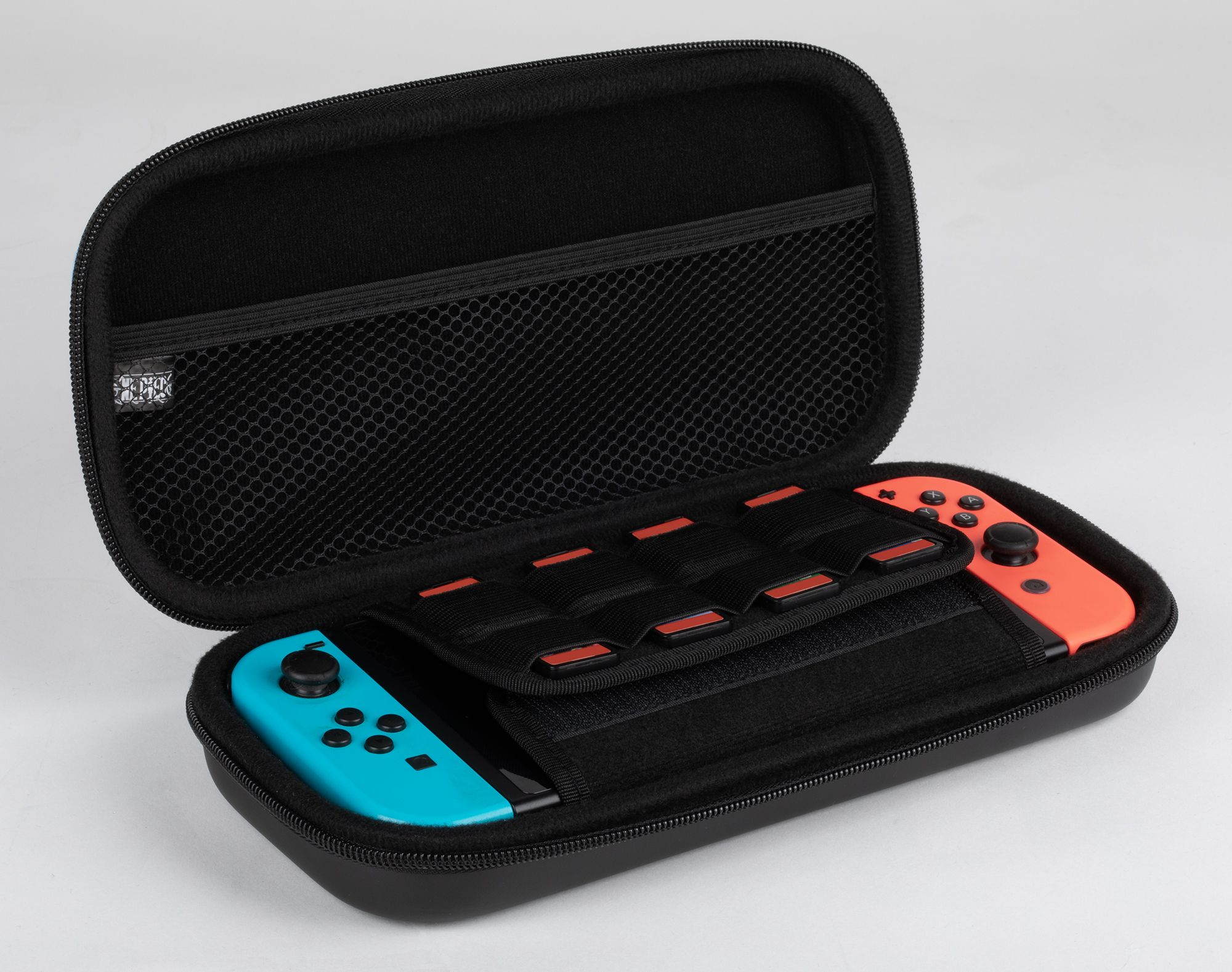 Geöffnete schwarze Hülle mit blauen und orangefarbenen Switch-Controllern. Weißer Hintergrund.