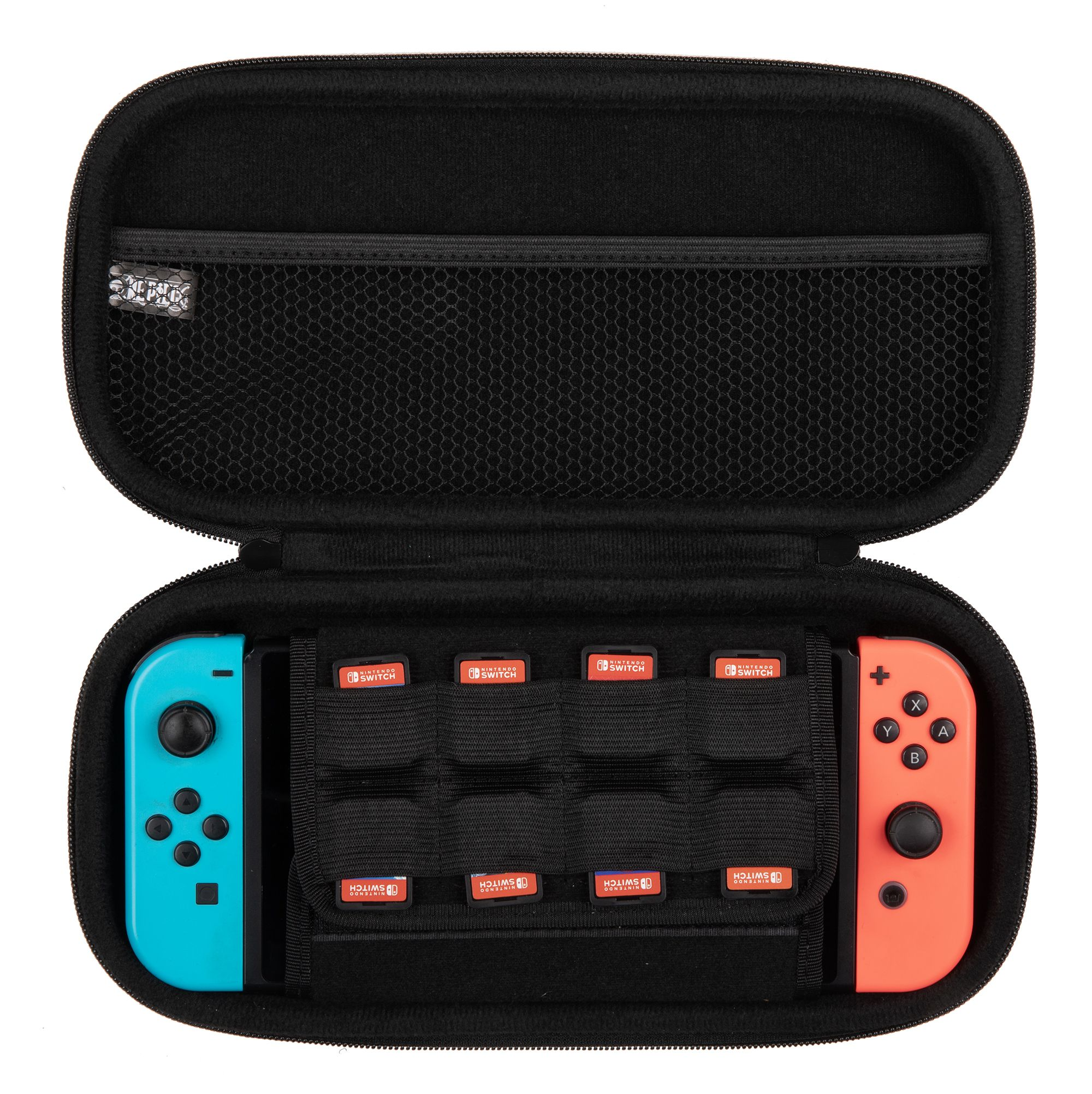 Ein offenes schwarzes Switch-Etui mit Switch, Controllern und Spielkassetten.