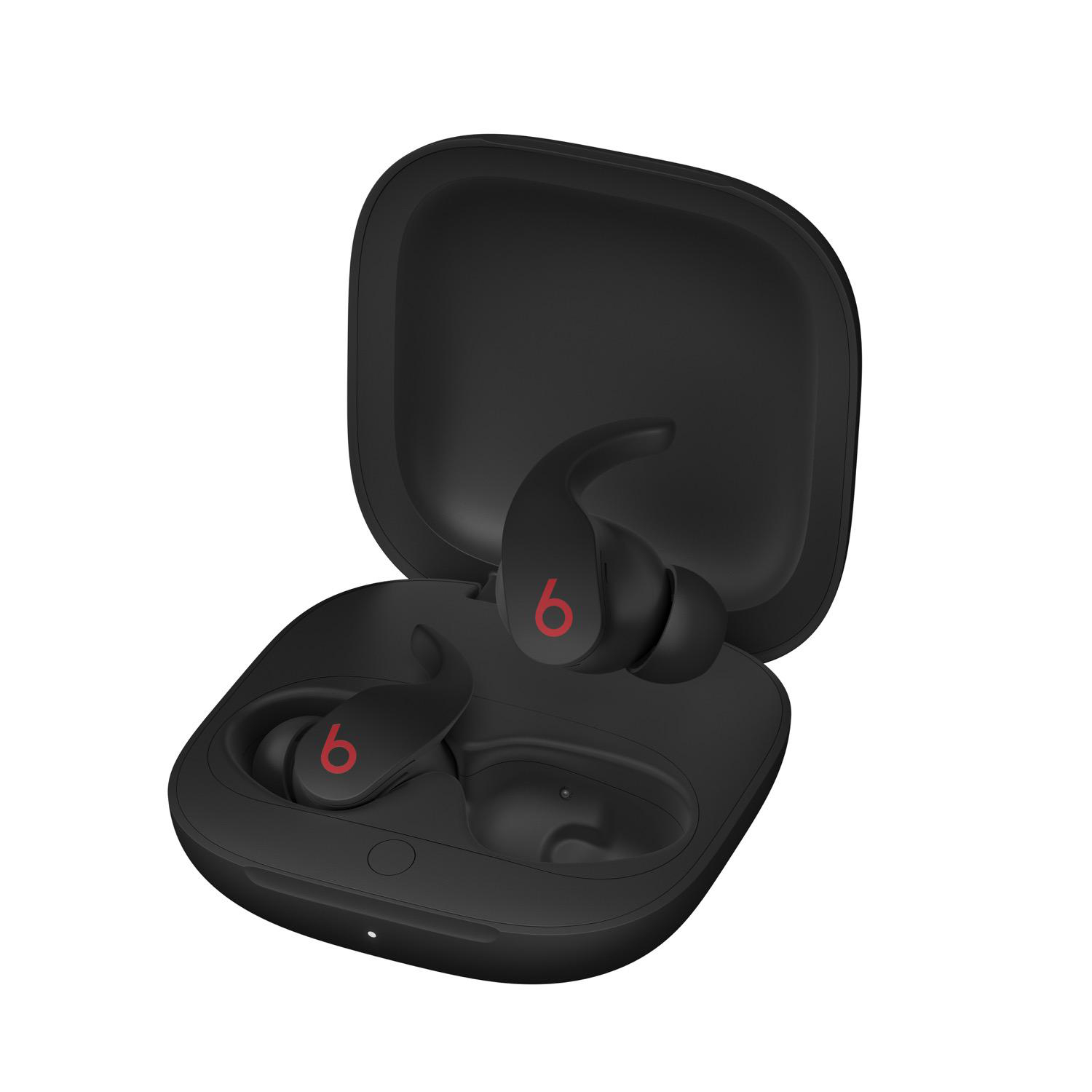 Schwarze Beats-Ohrhörer in ihrer Ladehülle. Die Ohrhörer haben rote 'b'-Logos.