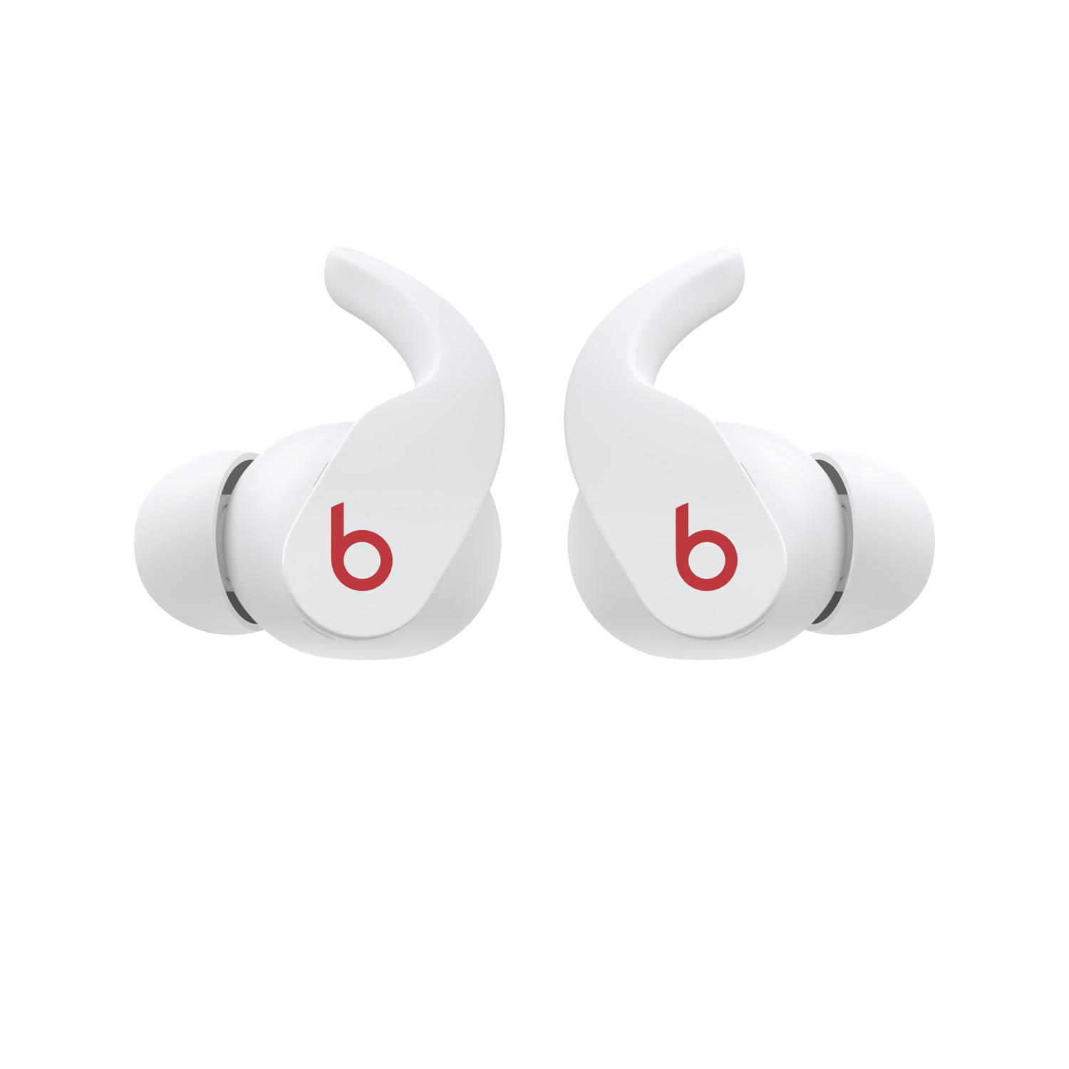 Weiße Beats-Ohrhörer mit dem roten 'b'-Logo, leicht angewinkelt, auf weißem Hintergrund.
