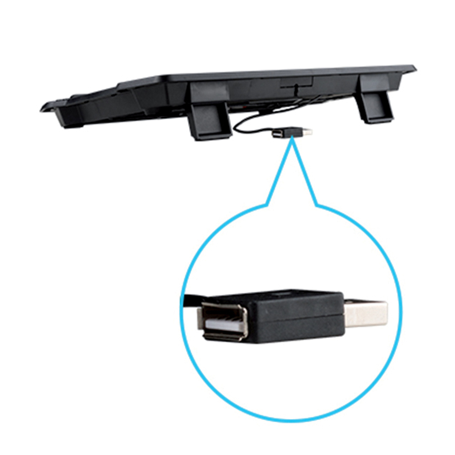 Un dissipatore per laptop nero con una spina USB. Il dissipatore ha un filo e un connettore USB.