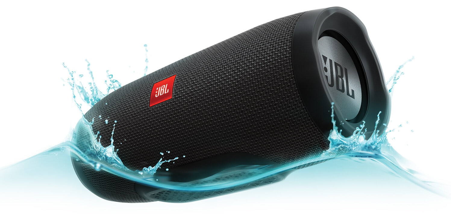 Czarny głośnik JBL zanurzony w wodzie z rozpryskami wody.