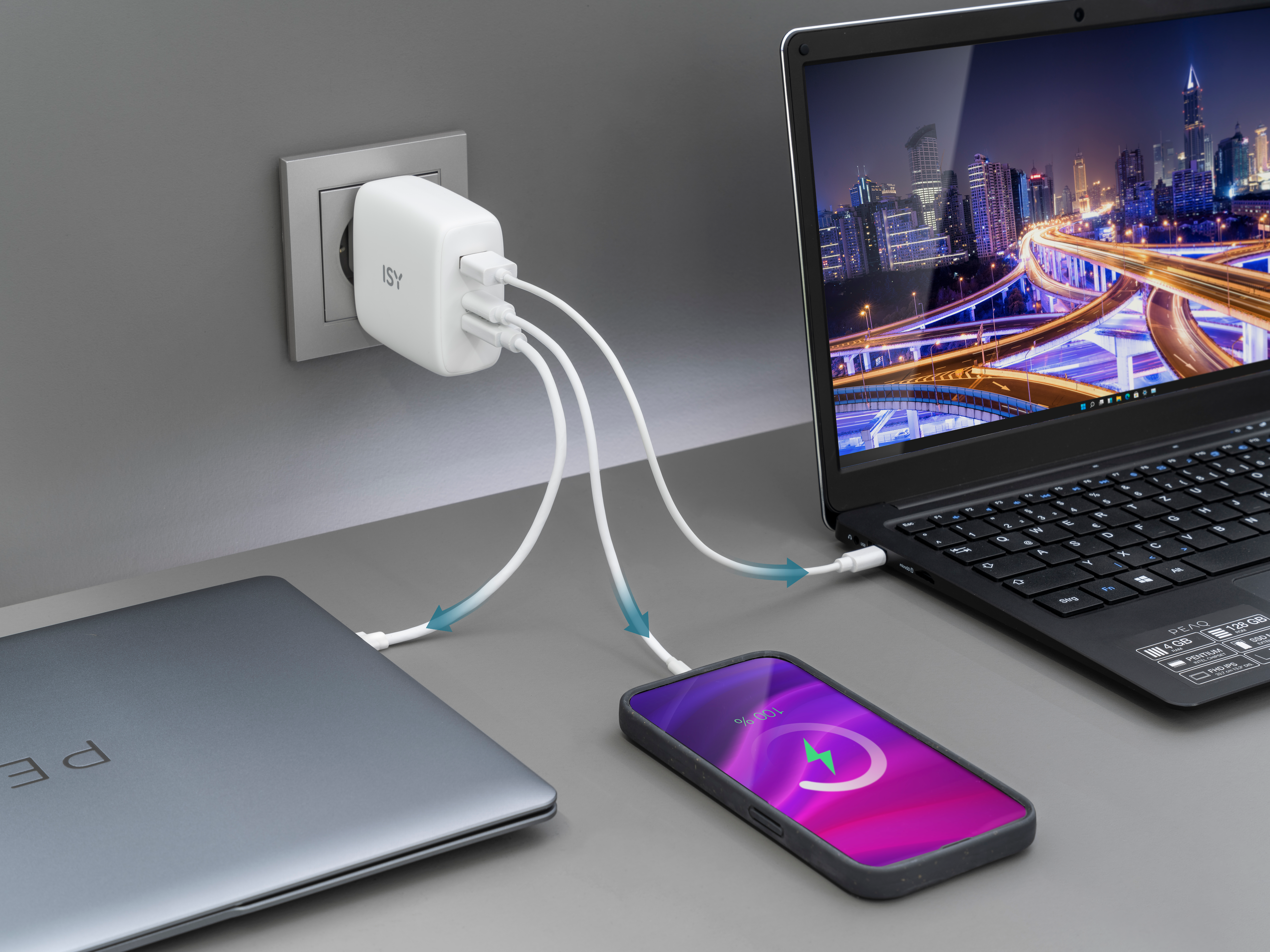 Un caricatore con più cavi collegati a un laptop e a un telefono.
