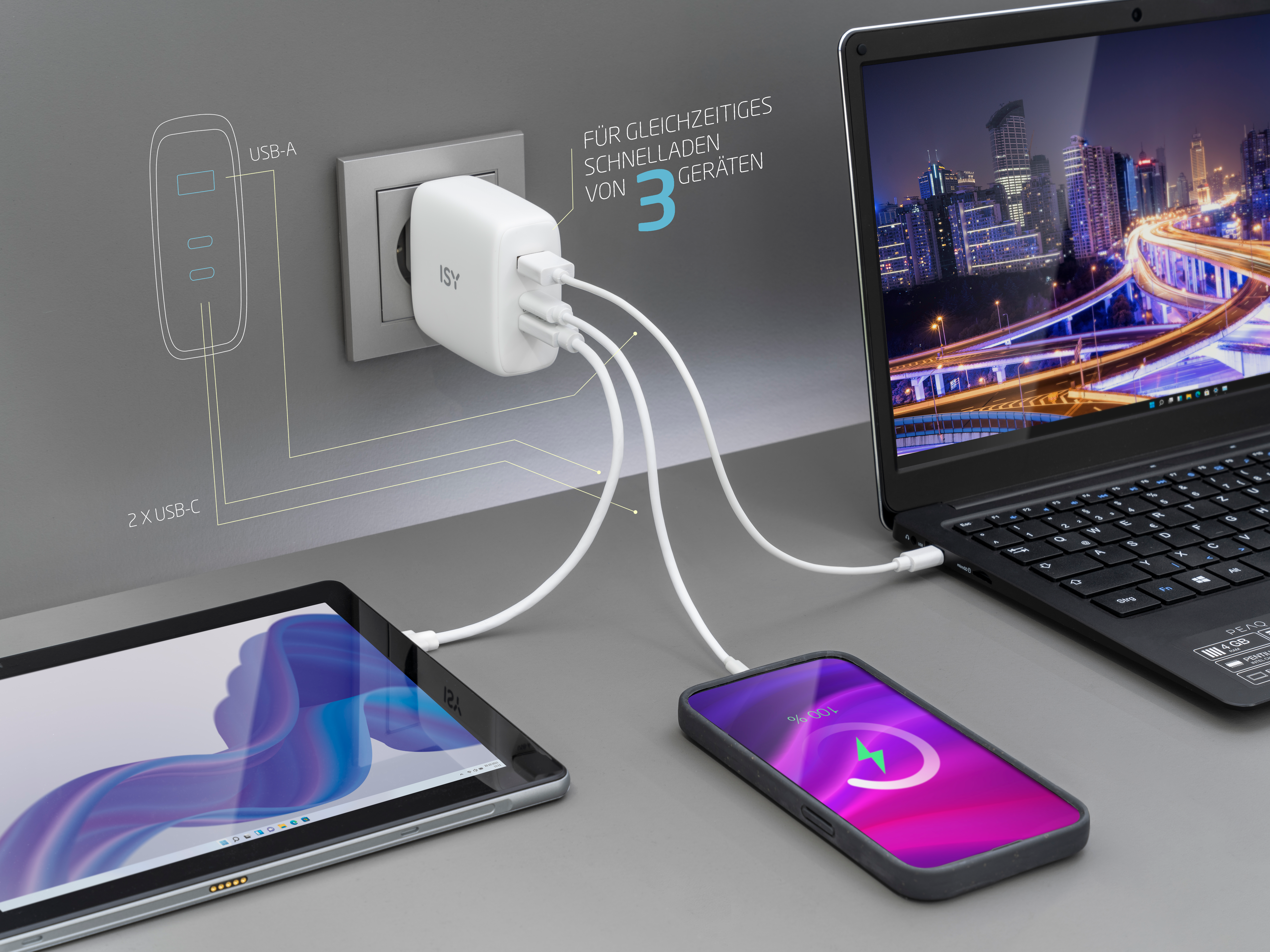 Dispositivi in carica: laptop, tablet e telefono. Caricatore bianco in presa a muro. Cavi collegano i dispositivi. Telefono mostra carica.