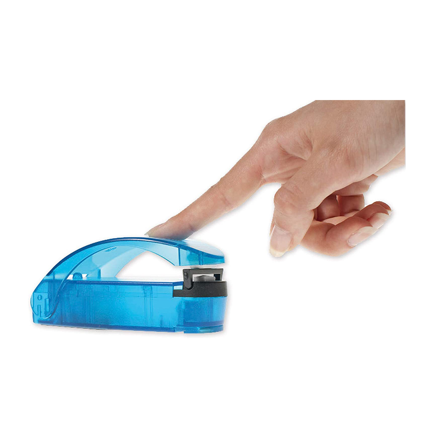 Una mano preme su un sigillatore per nastro adesivo blu, sigillando un pacco.