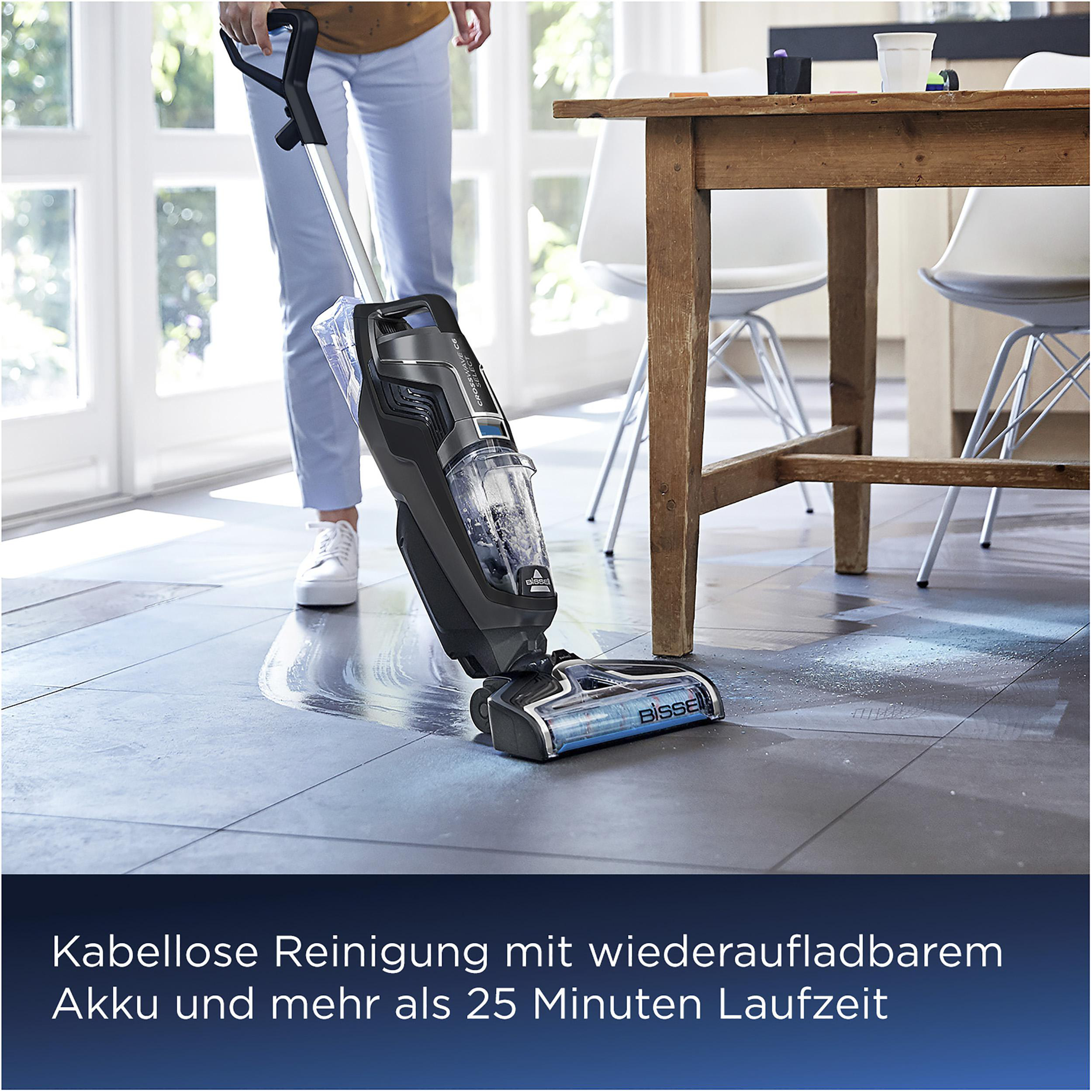 Person reinigt Fliesenboden mit Bissell Staubsauger. Text: Kabellose Reinigung...