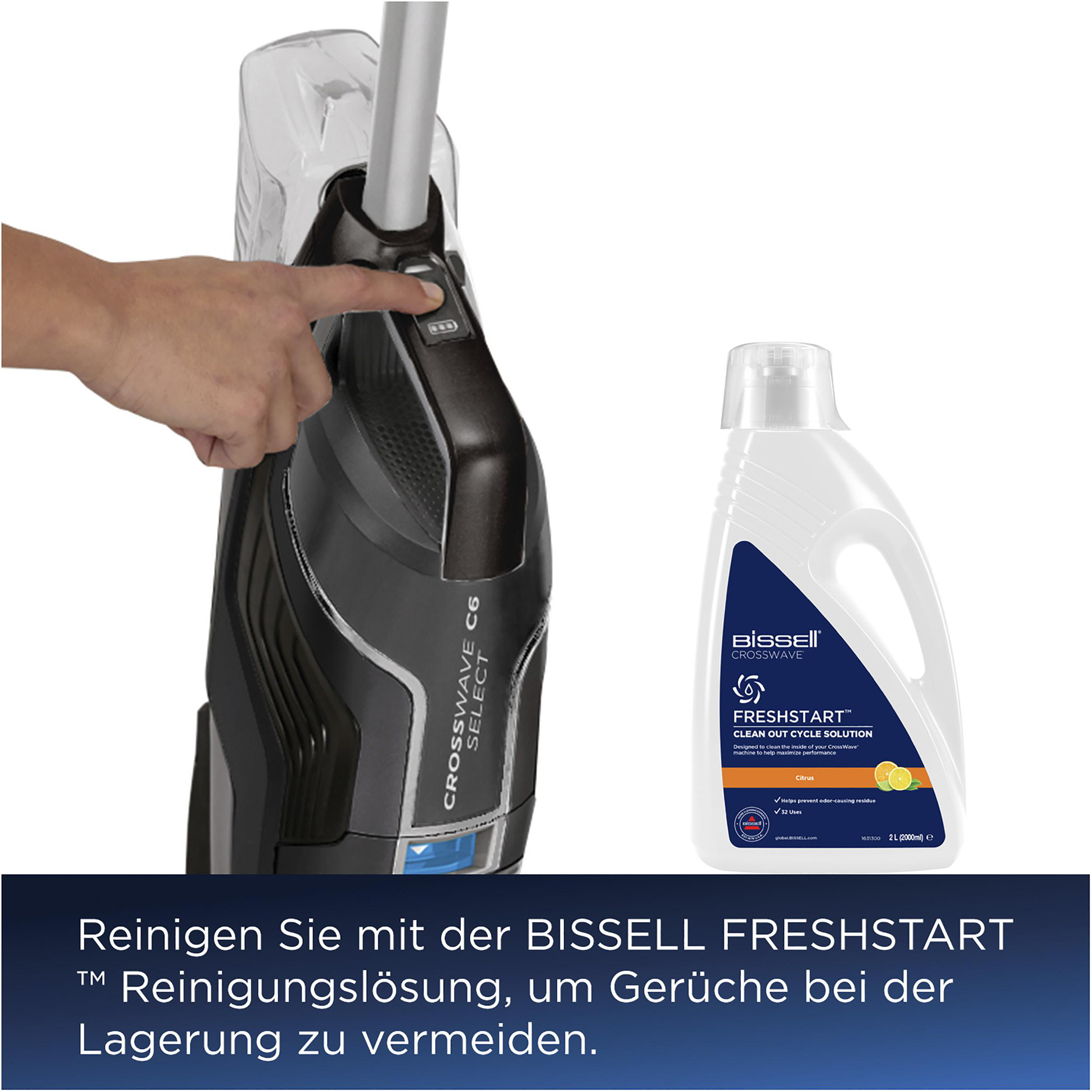 Hand drückt Knopf am Staubsauger, Flasche Reinigungsmittel daneben.