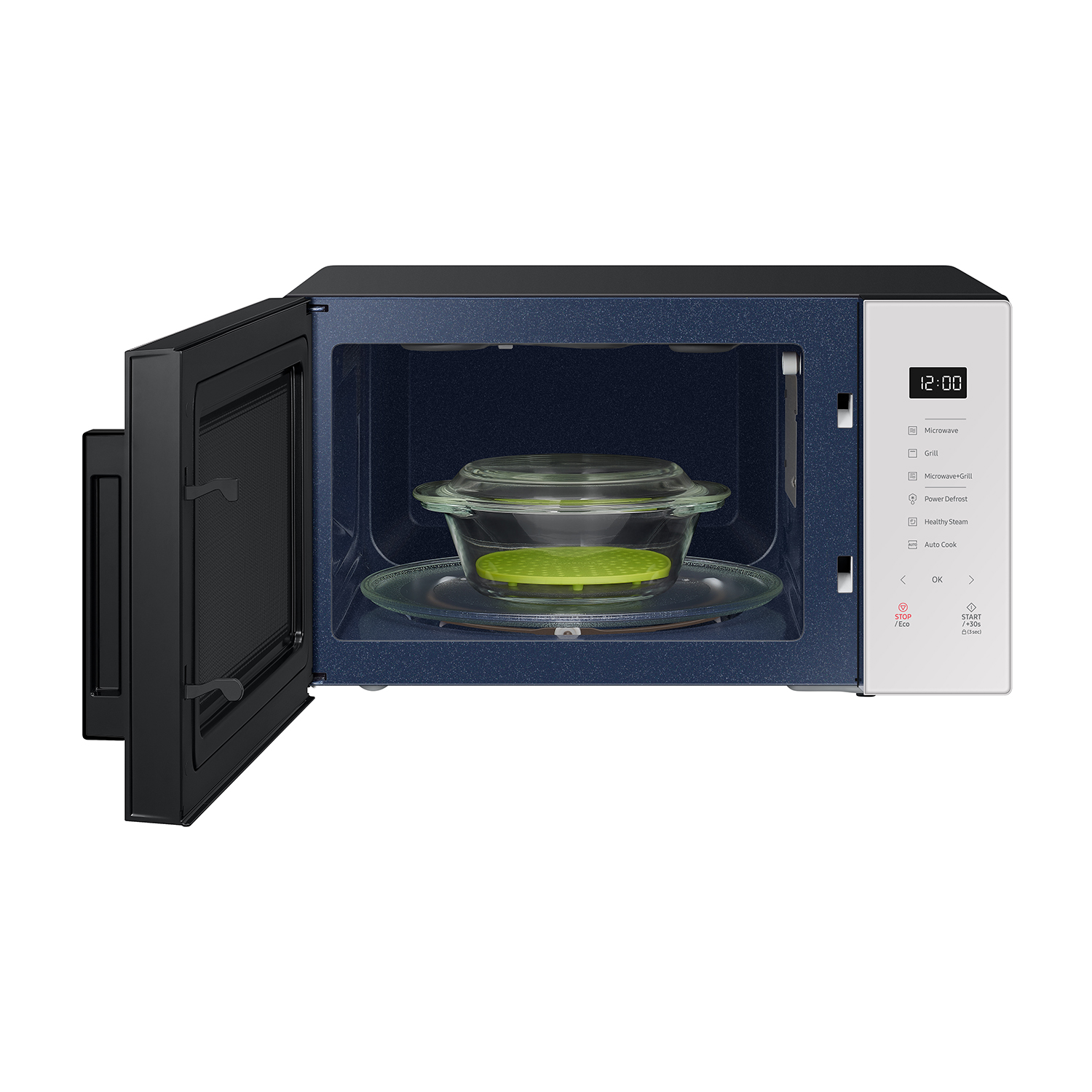 Microonde aperto con un piatto verde su un piatto di vetro all'interno. Interno scuro.