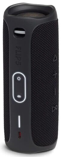 Czarny głośnik JBL Flip 5. Posiada przycisk zasilania, regulację głośności i port ładowania. Głośnik jest cylindryczny.
