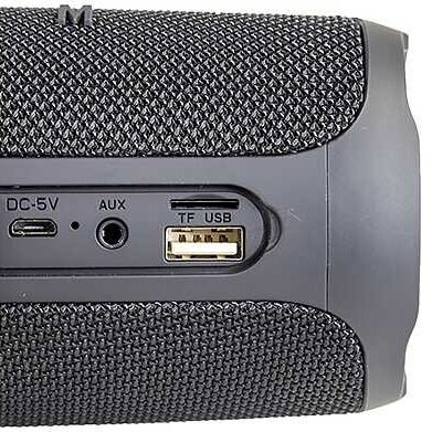 Tył czarnego głośnika z portami DC-5V, AUX, TF USB.