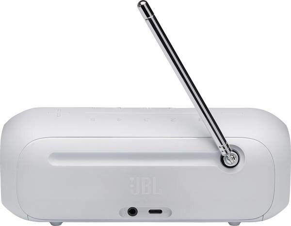Białe radio JBL ze srebrną anteną. Nazwa marki jest z przodu.