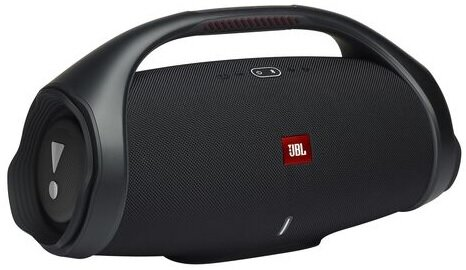 Czarny głośnik JBL Boombox. Widoczne jest logo JBL. Głośnik ma uchwyt na górze.