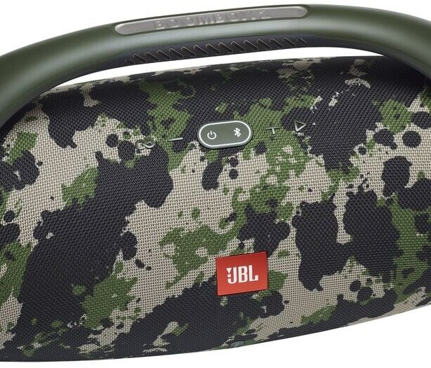 Głośnik JBL Boombox 2 w kamuflażu z przyciskami na górze i uchwytem. Widoczne logo JBL.