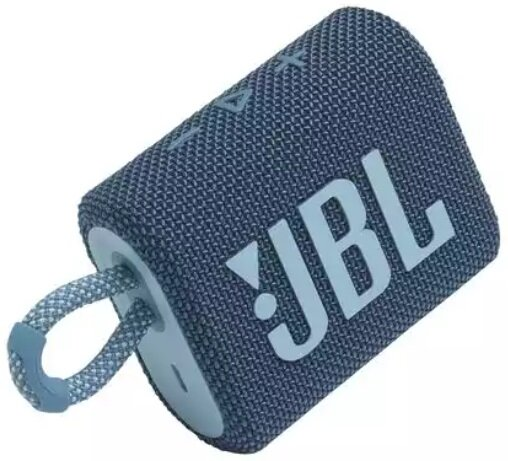 Niebieski głośnik JBL. Niebieska pętla uchwytu i niebieskie logo JBL. Widok pod kątem.