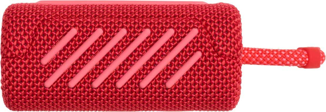 Czerwony, prostokątny głośnik przenośny z ukośnymi liniami, czerwonym paskiem, logo JBL niewidoczne.