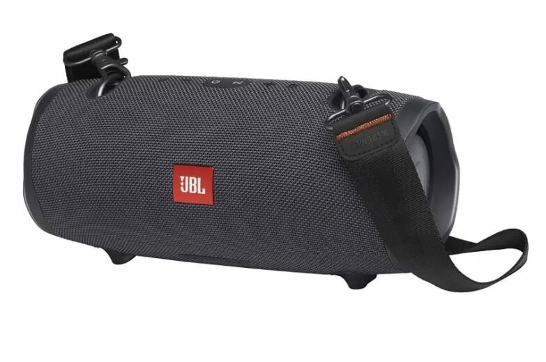 Czarny głośnik JBL Xtreme 3 z paskiem, na białym tle.