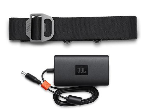 Czarny power bank JBL i czarny pasek z metalową klamrą, połączone na białym tle.