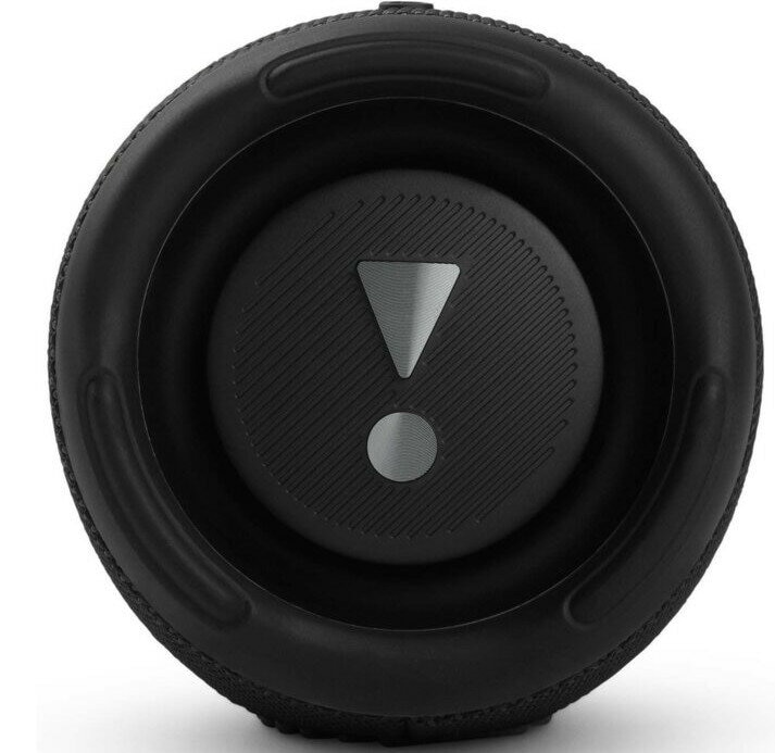 Czarny, okrągły głośnik z logo znaku wykrzyknika.