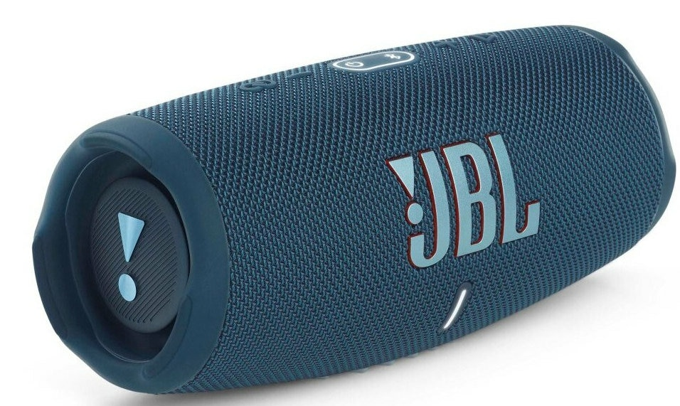 Niebieski głośnik JBL z białym logo na białym tle. Głośnik jest cylindryczny.