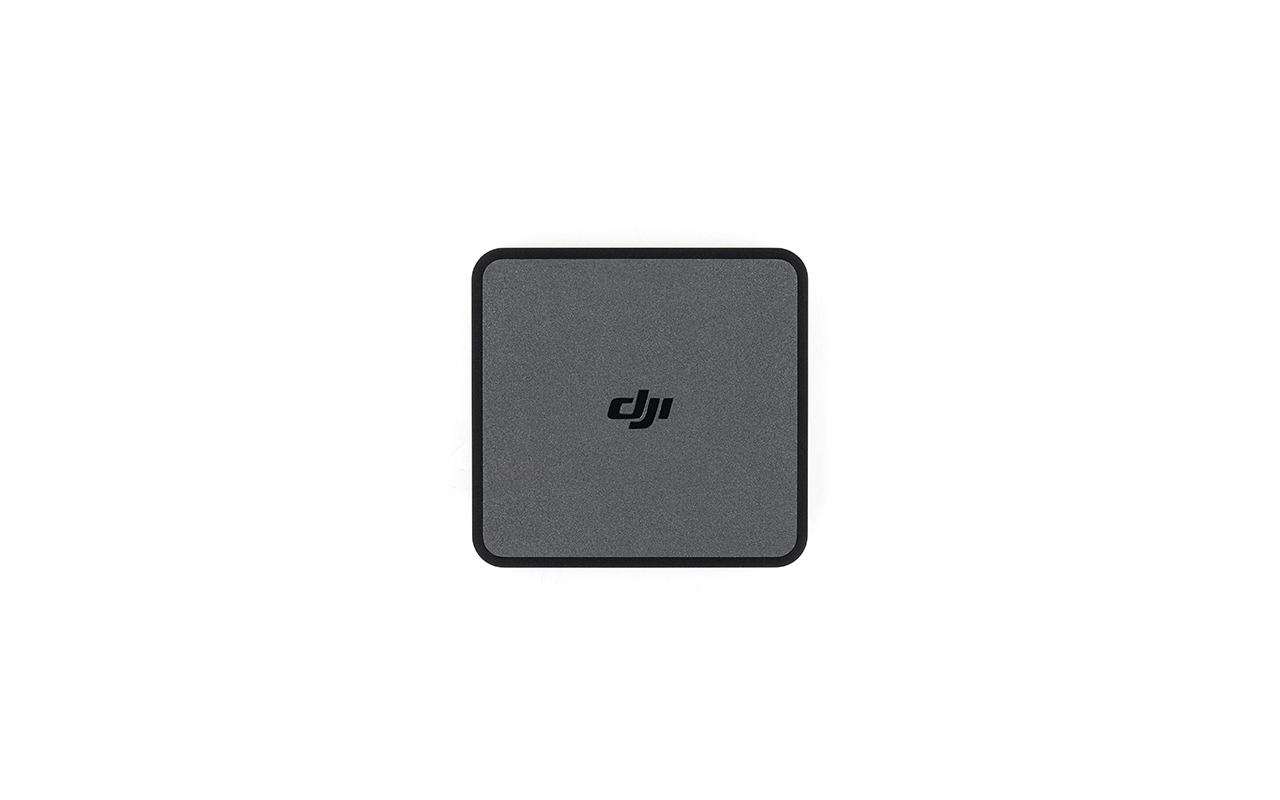 Ein graues quadratisches DJI-Produkt auf weißem Hintergrund.