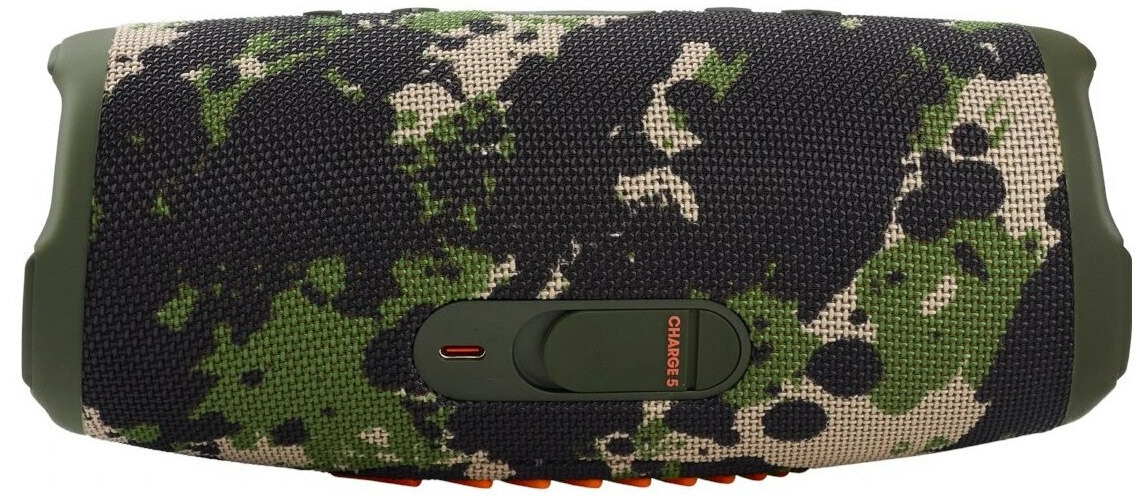 Głośnik w kamuflażu. Ma osłonę portu ładowania i przycisk z napisem 'CHARGE 5'.