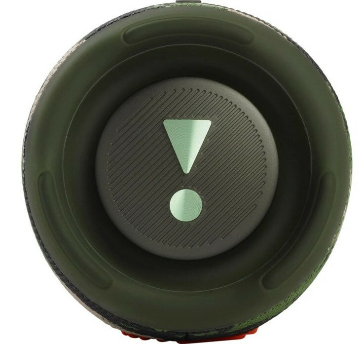 Zbliżenie głośnika w kamuflażu ze znakiem wykrzyknika z przodu.