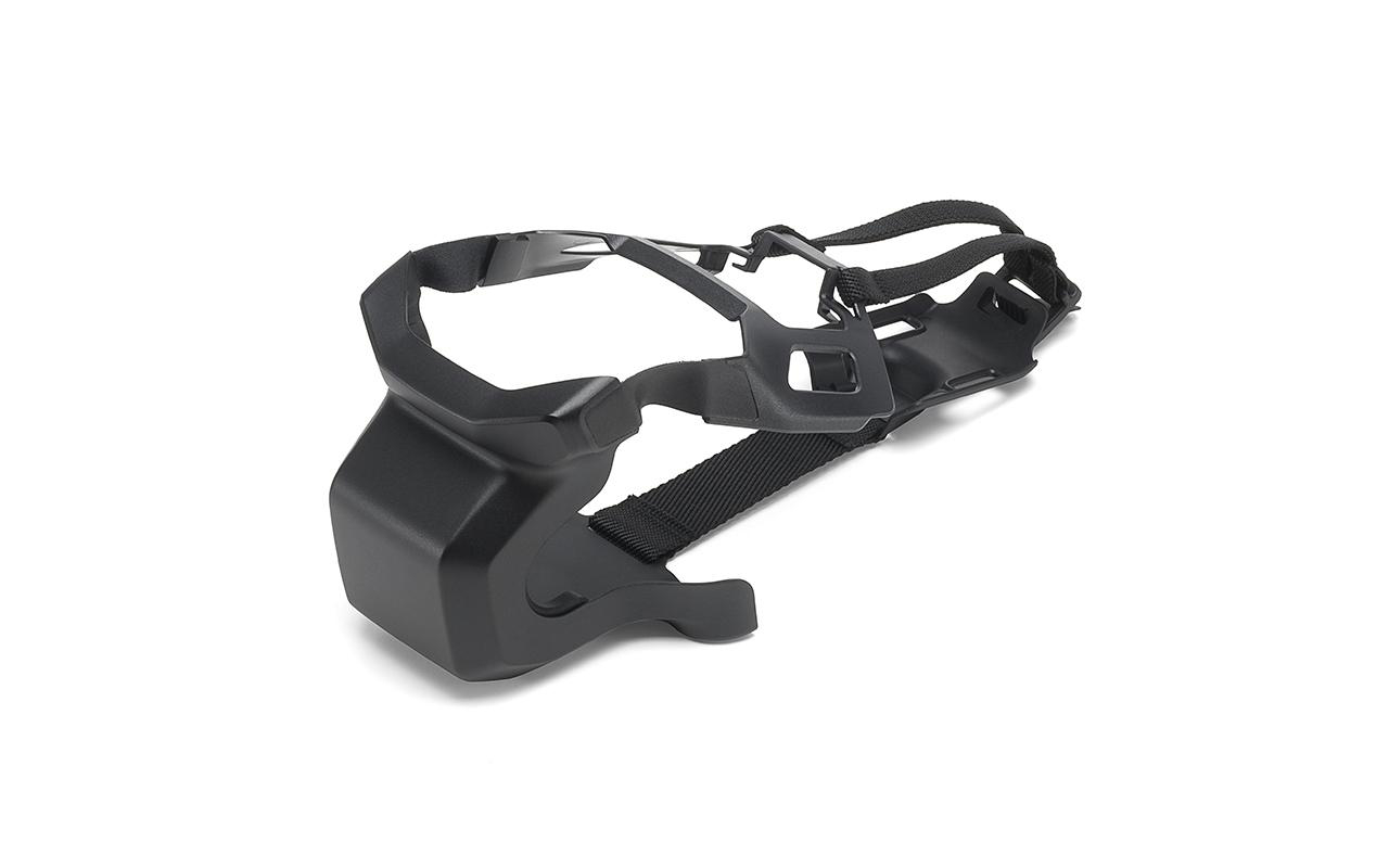 Ein schwarzer VR-Headset-Aufsatz mit Riemen, isoliert auf Weiß, schräge Ansicht.